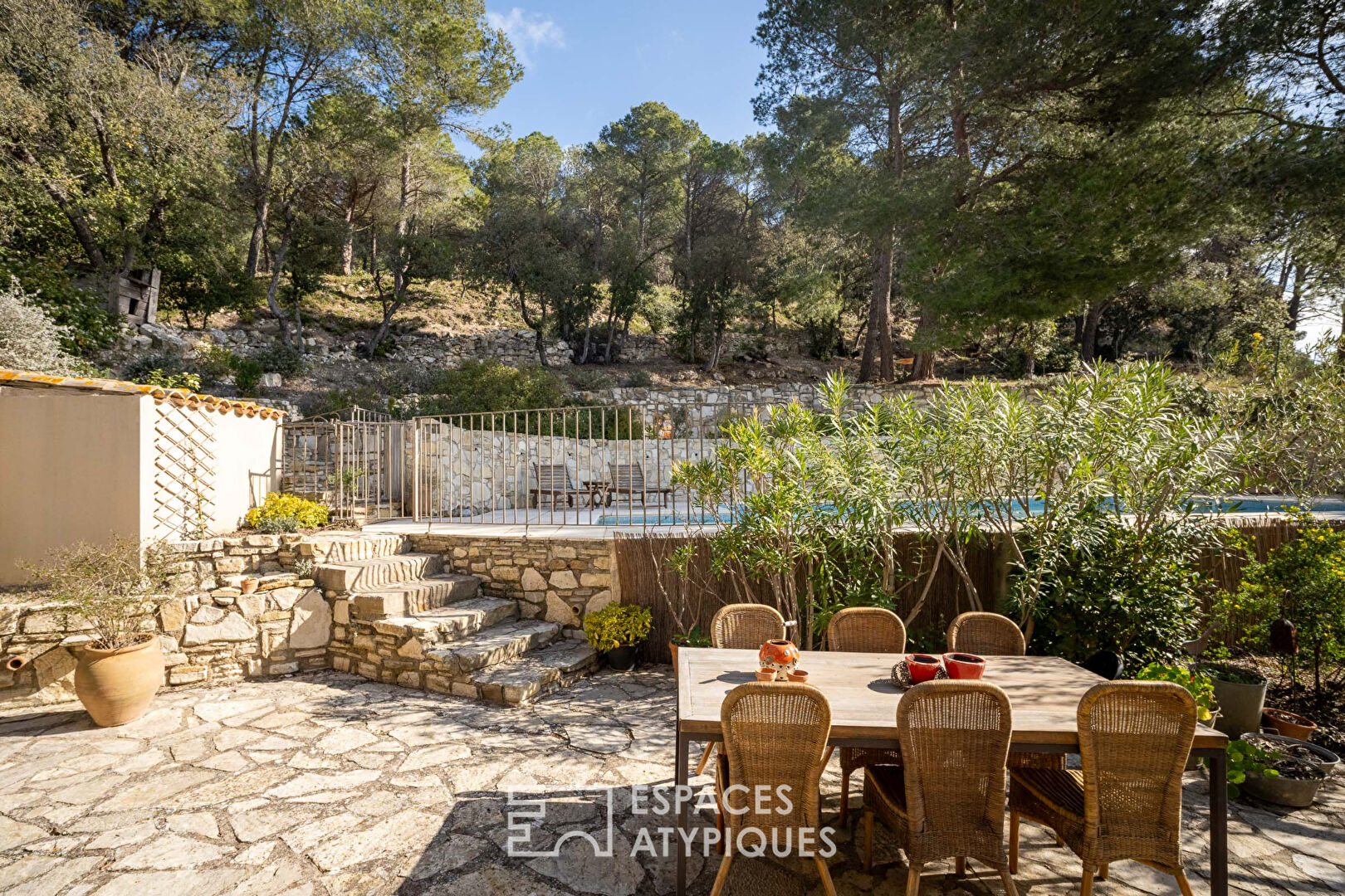 Villa de charme dans un écrin de verdure avec piscine