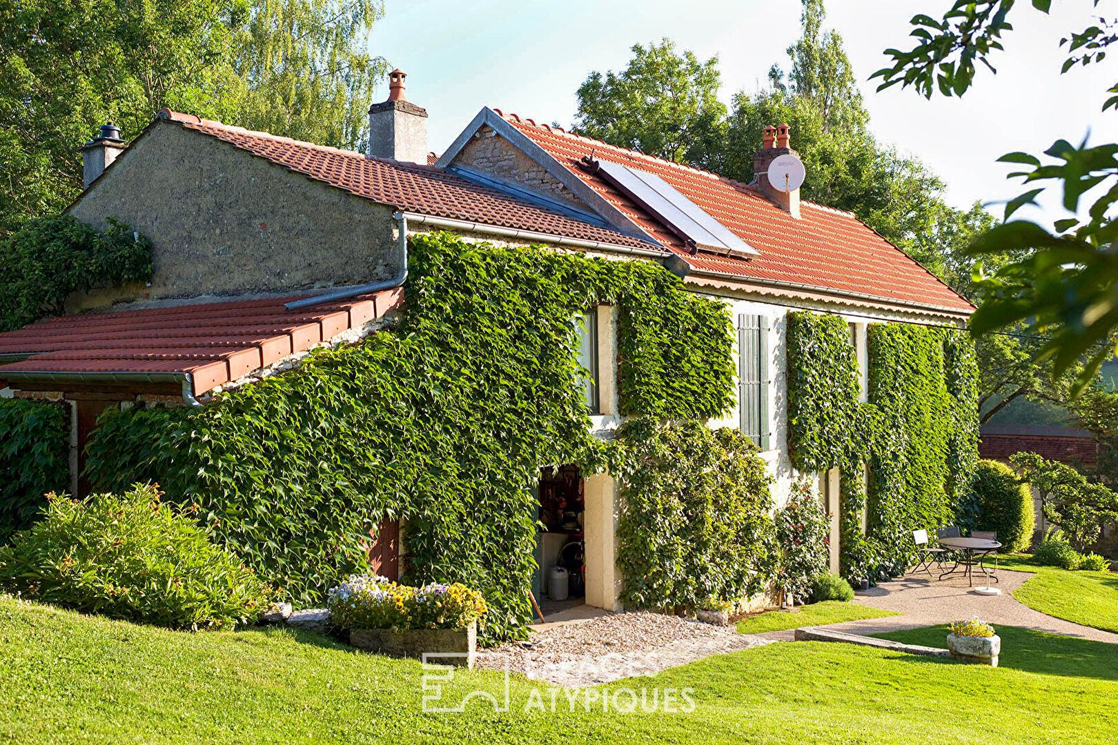 Country house in a green cocoon