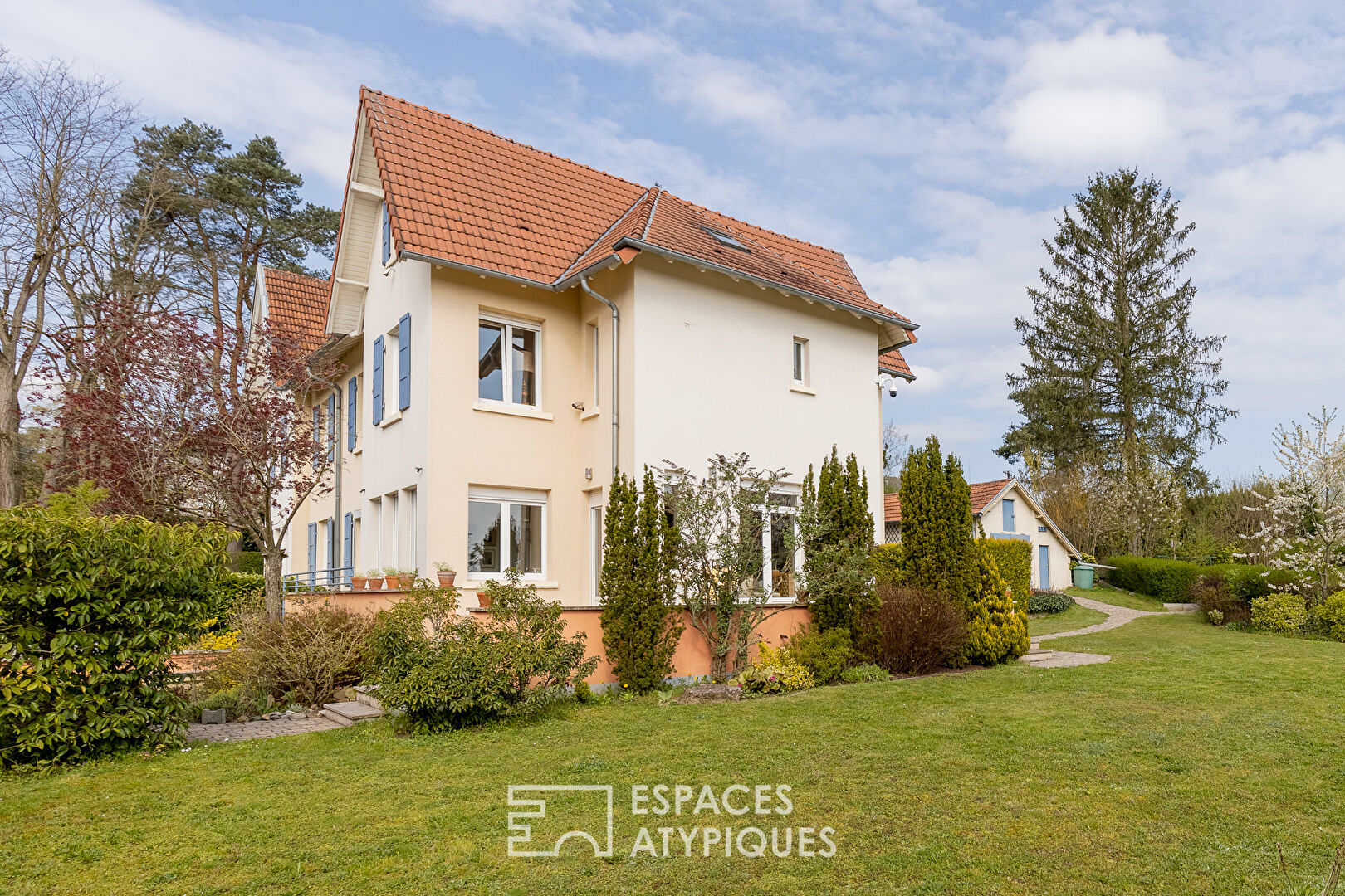 Maison de caractère au coeur d’un jardin verdoyant