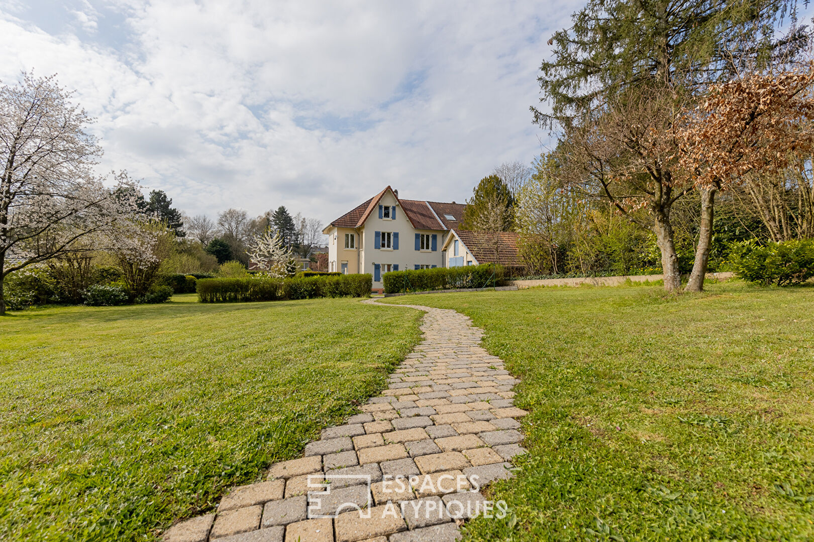 Maison de caractère au coeur d’un jardin verdoyant