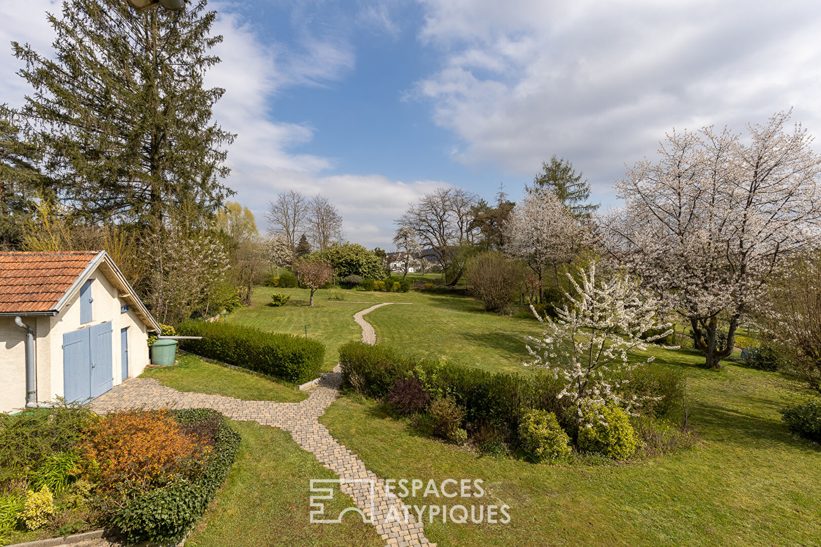 Maison de caractère au coeur d’un jardin verdoyant