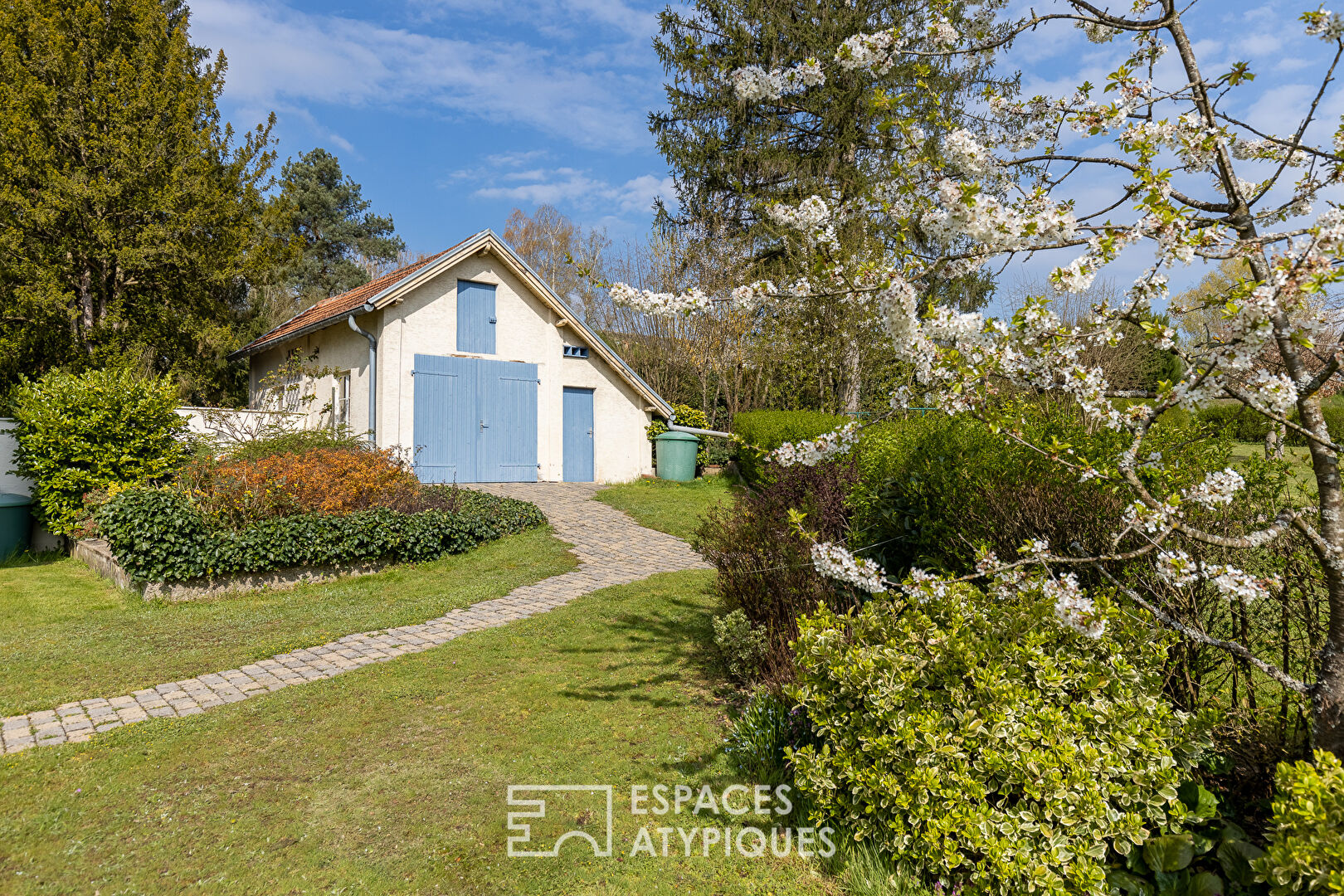 Maison de caractère au coeur d’un jardin verdoyant