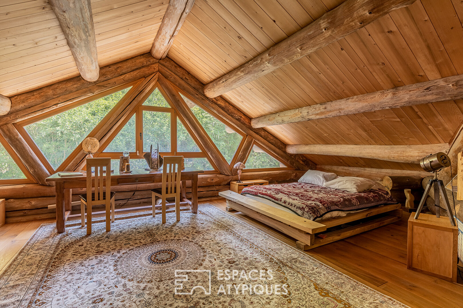 Chalet canadien en pleine forêt