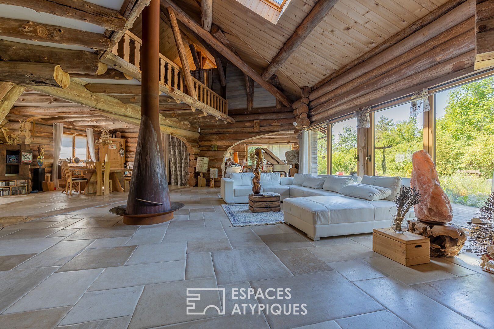 Canadian chalet in the middle of the forest