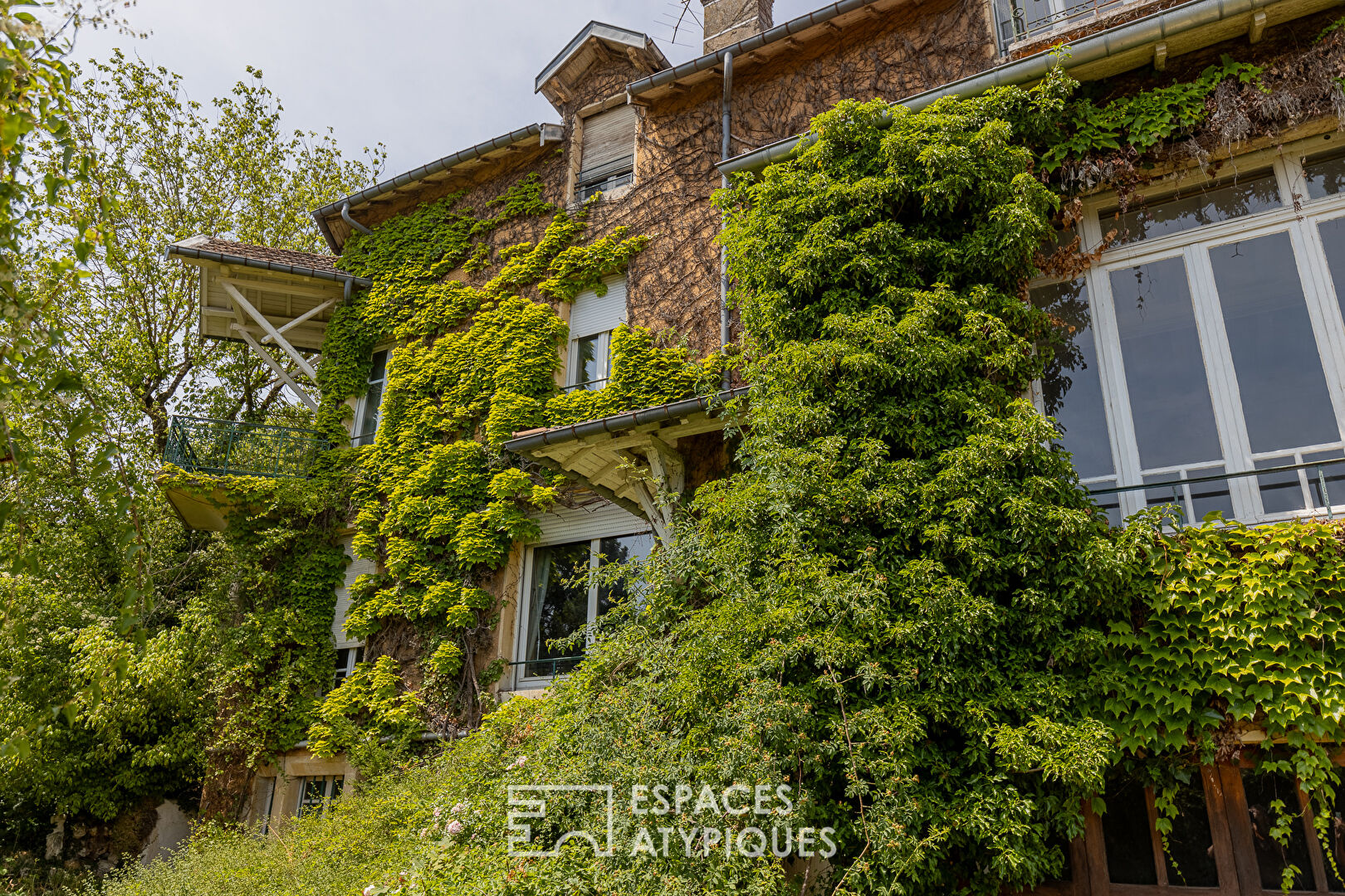 An art deco villa in the hills