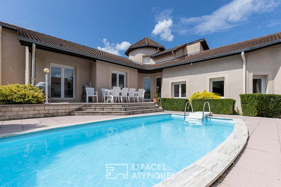 Villa et sa piscine à l'abri des regards