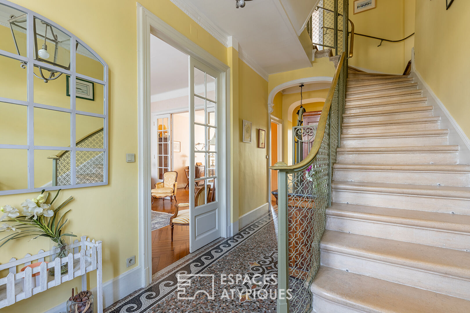 Bourgeois apartment with lush garden