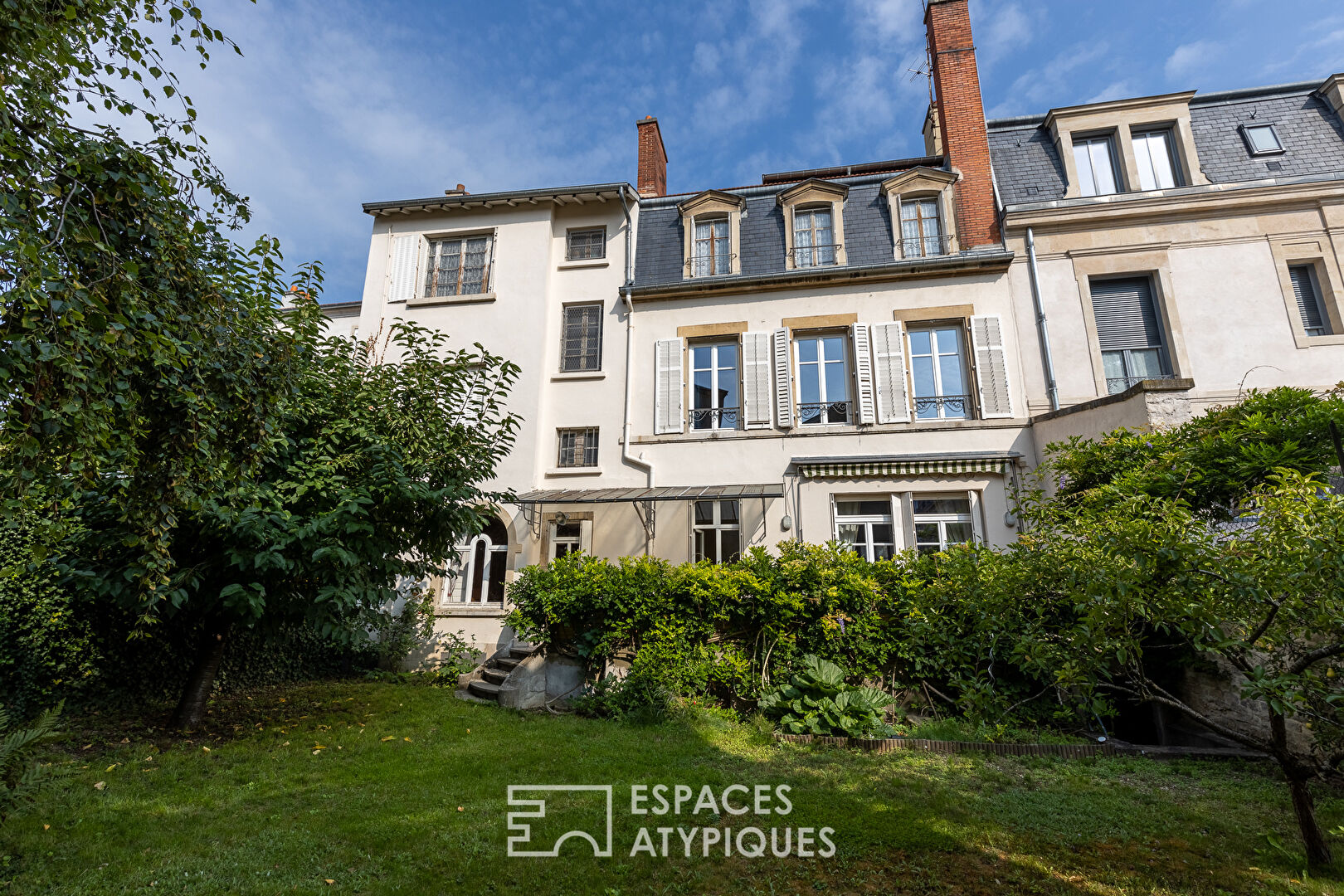 Bourgeois apartment with lush garden