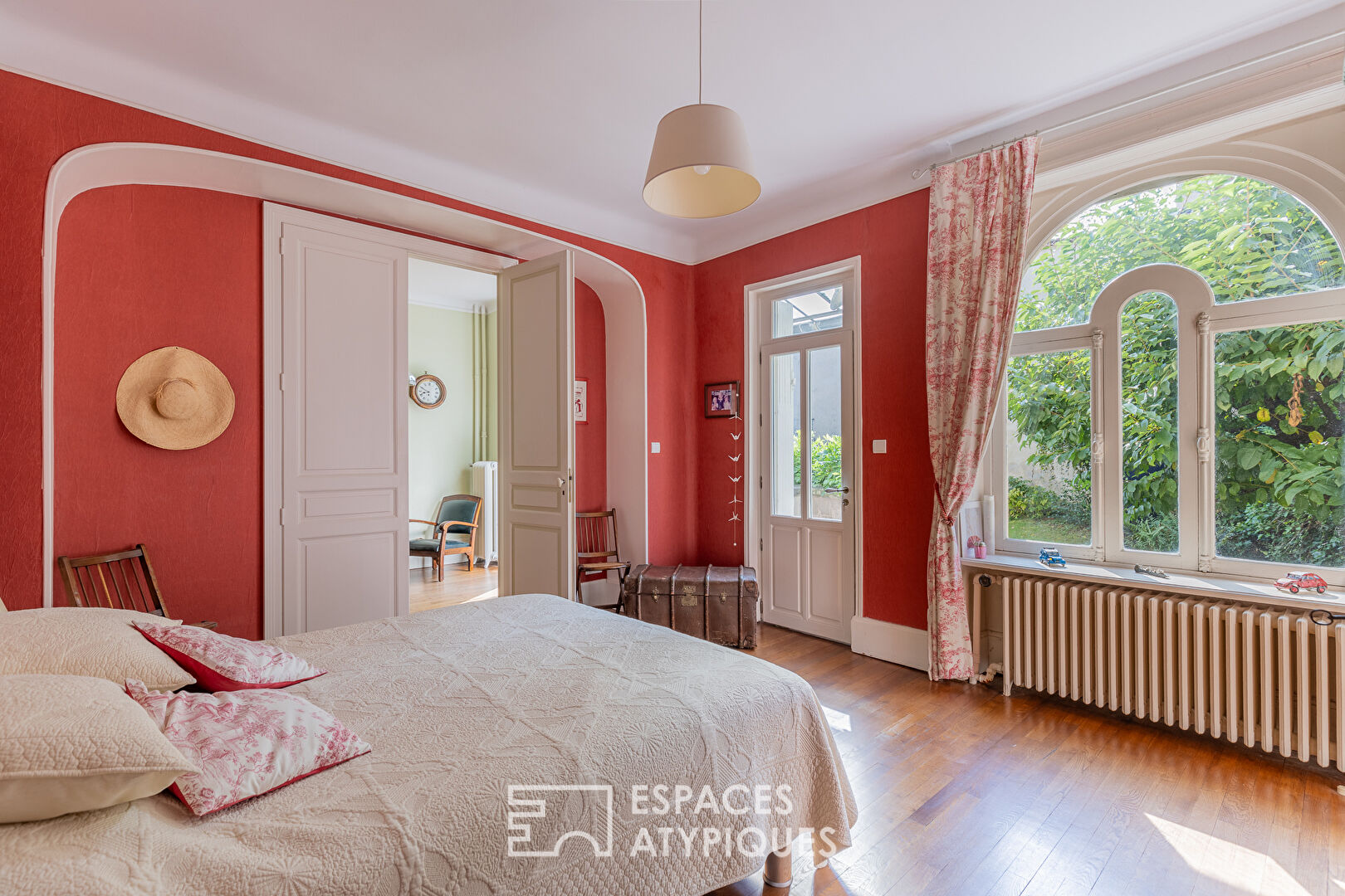 Bourgeois apartment with lush garden