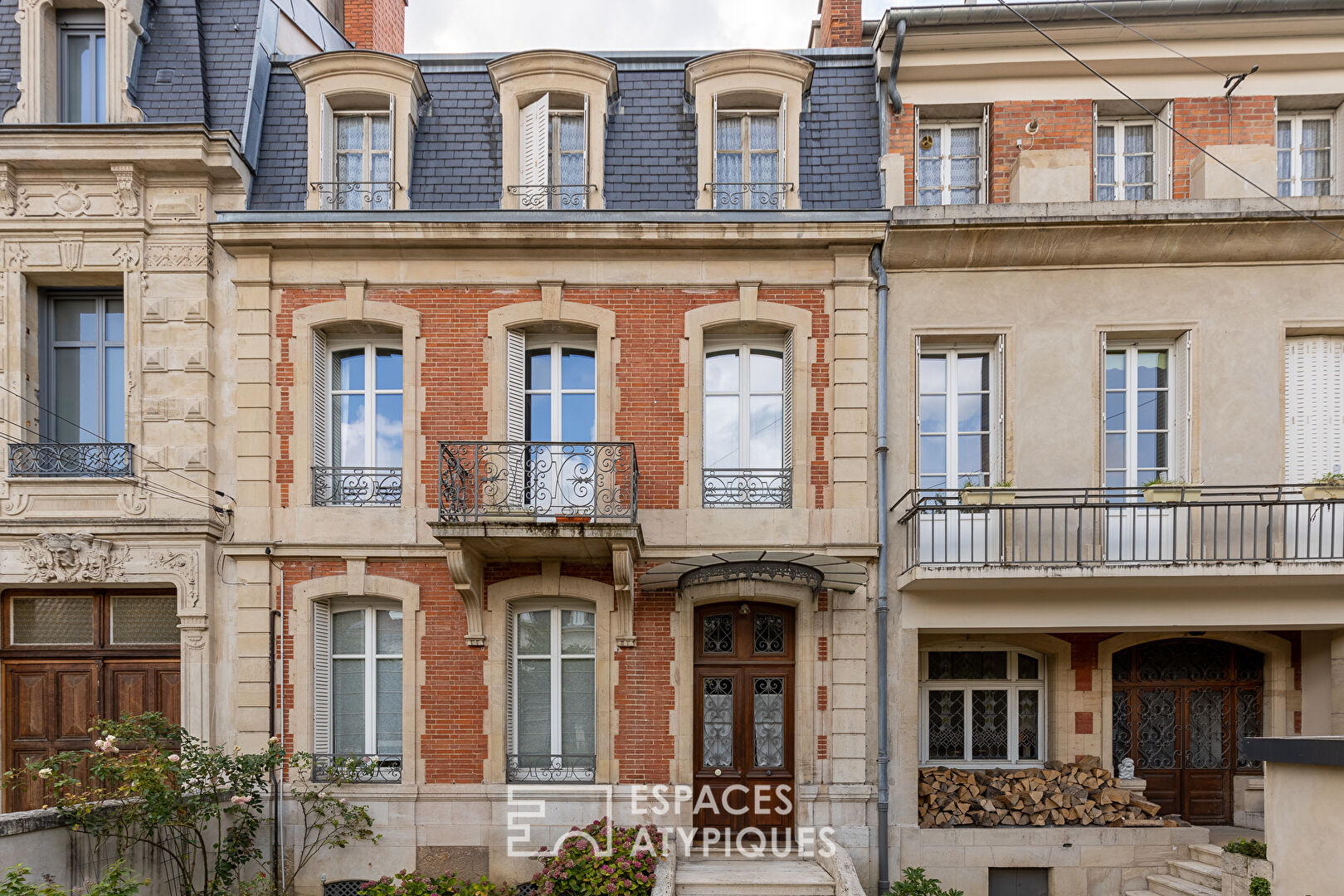 Bourgeois apartment with lush garden