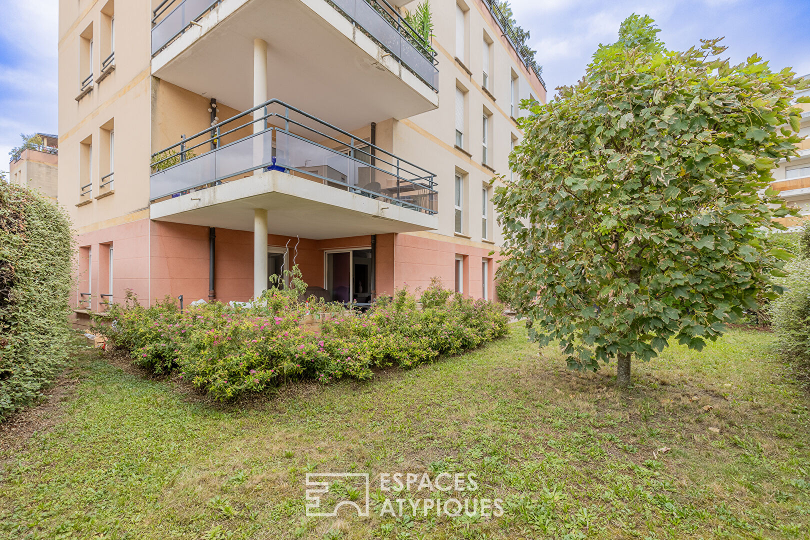 Appartement et son jardin dans une résidence de standing avec piscine