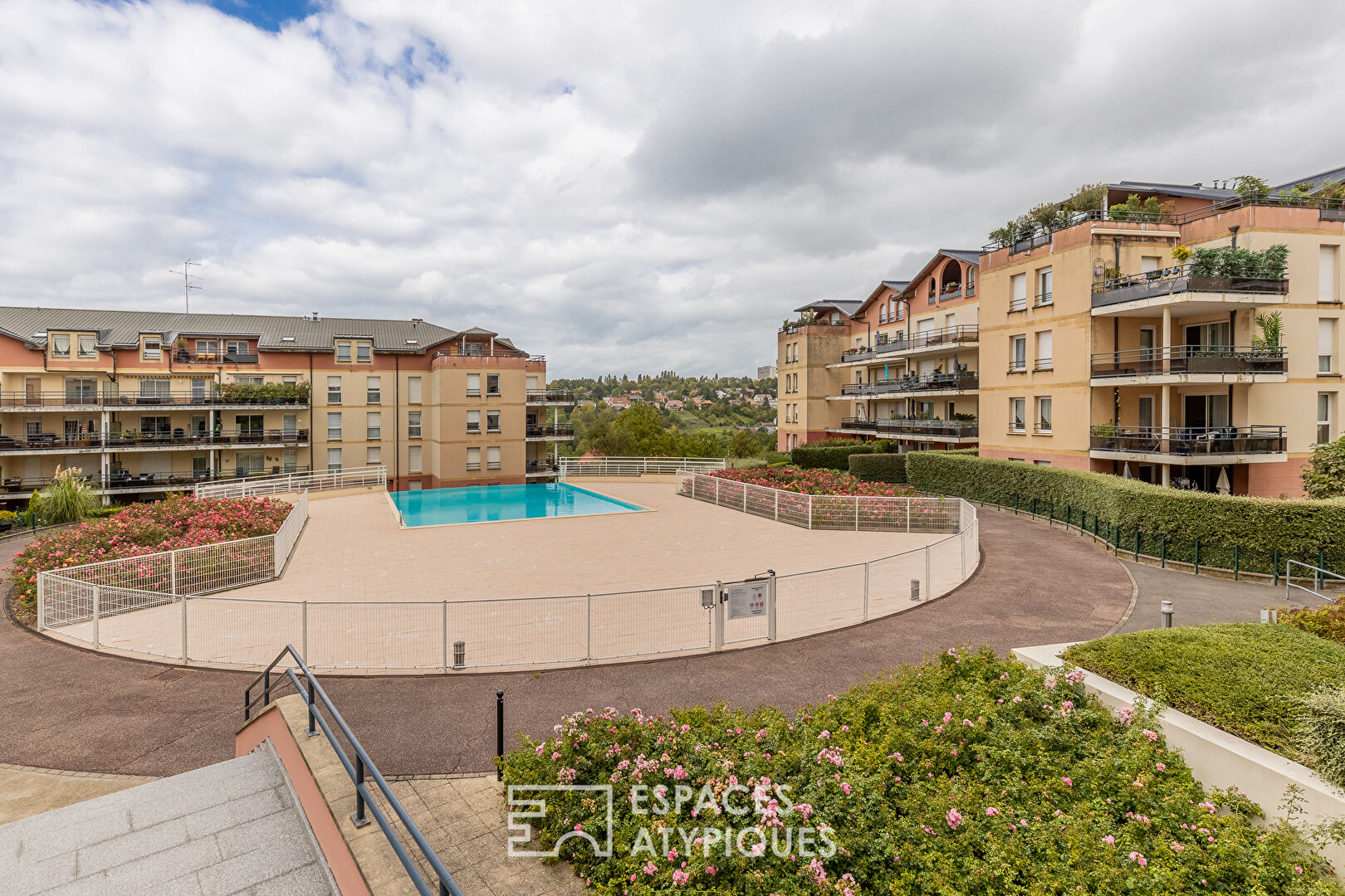 Appartement et son jardin dans une résidence de standing avec piscine