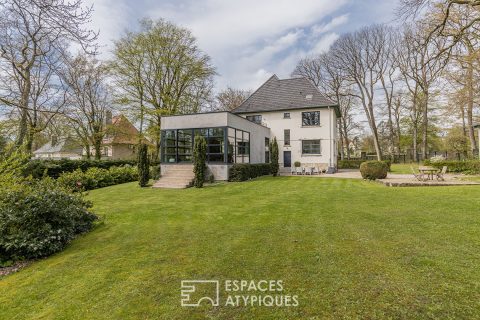 Character house and its contemporary extension in the heart of a wooded park