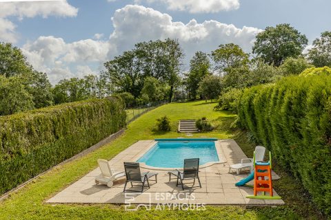 House with separate flat and swimming pool in a green setting