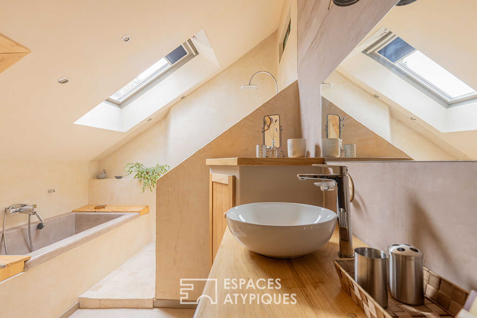 Renovated former hotel with gîtes a stone’s throw from the Pierre-Percée lake