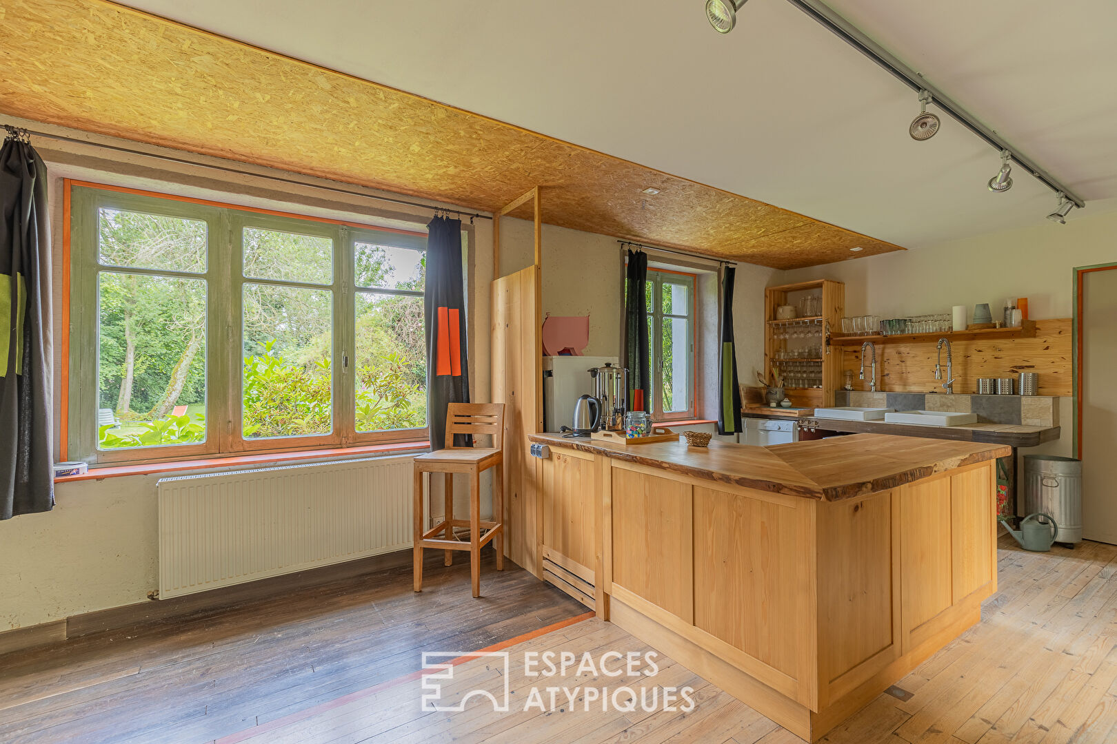 Renovated former hotel with gîtes a stone’s throw from the Pierre-Percée lake