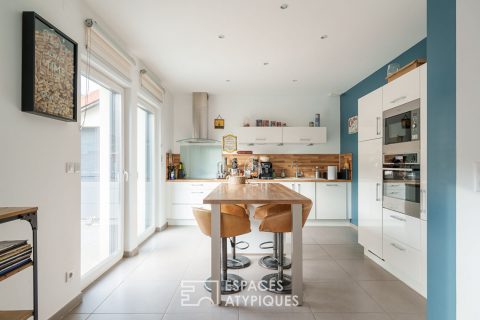 Maison d’architecte et son jardin en bordure de forêt