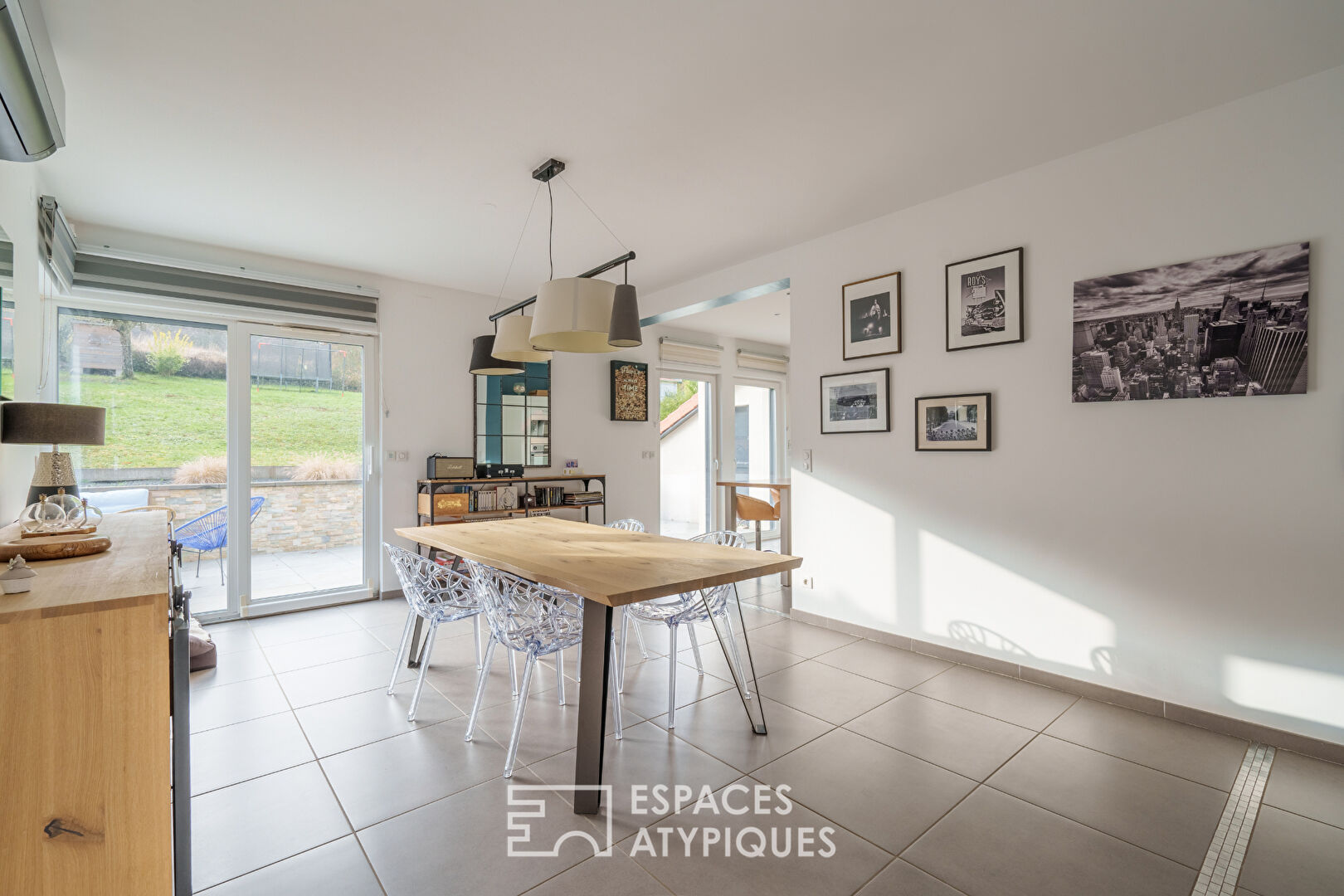 Maison d’architecte et son jardin en bordure de forêt