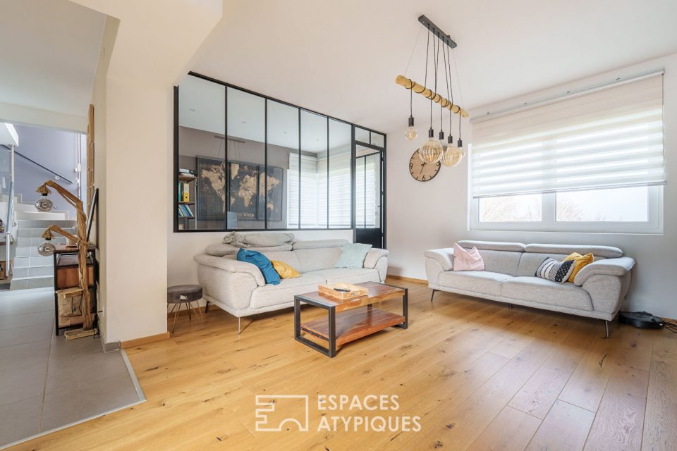 Maison d'architecte et son jardin en bordure de forêt