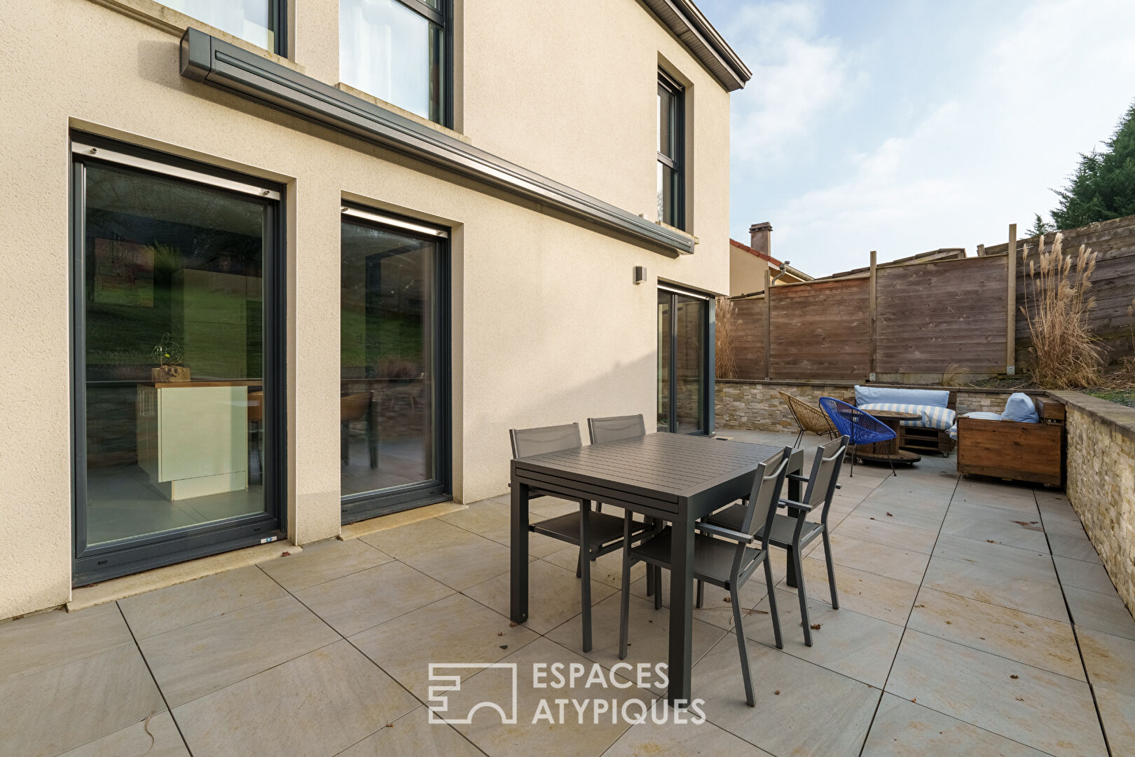 Maison d’architecte et son jardin en bordure de forêt