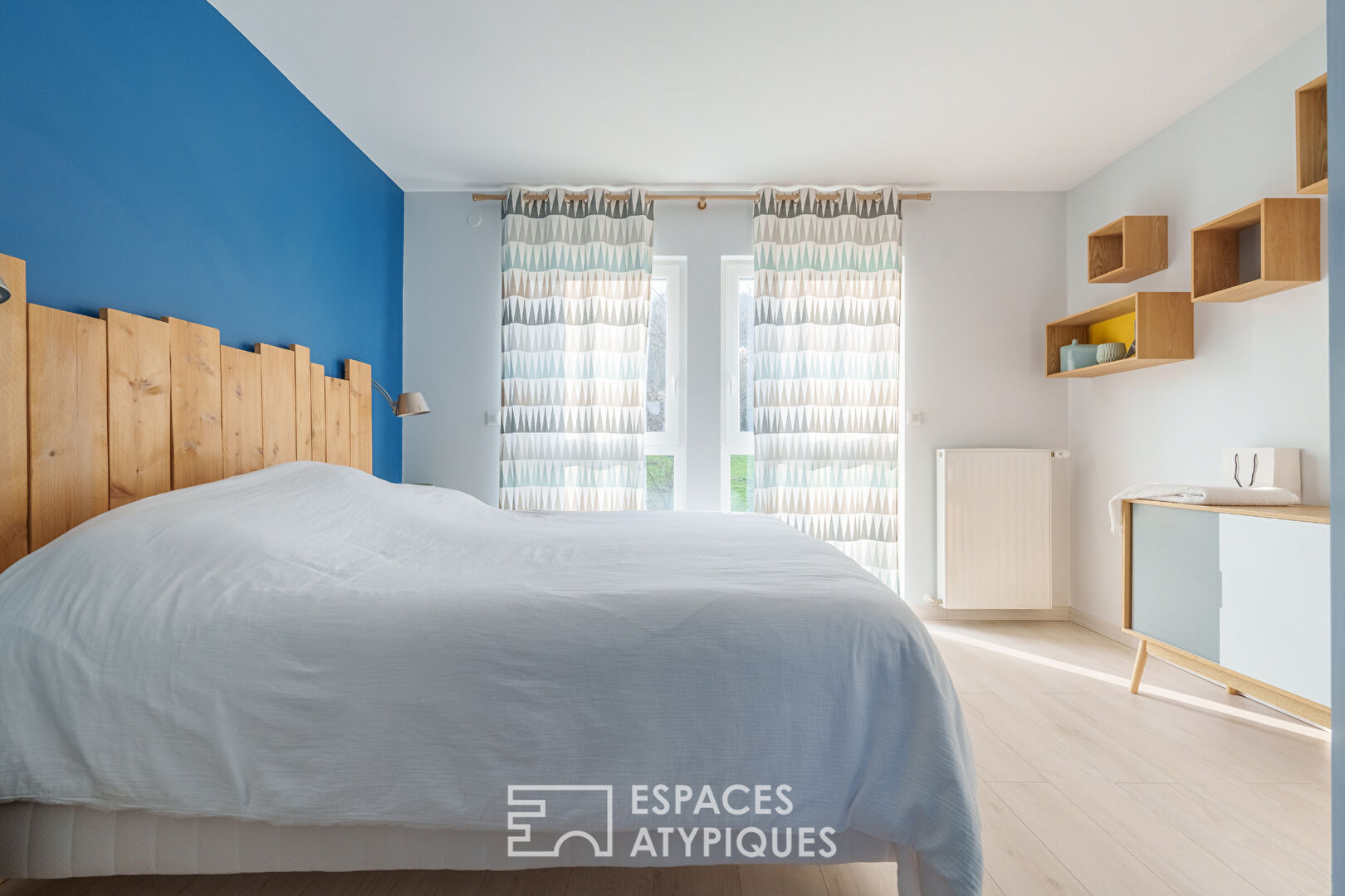 Maison d’architecte et son jardin en bordure de forêt