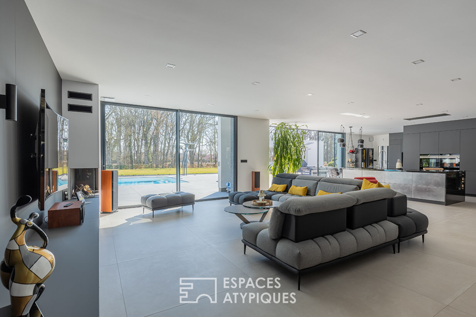Prestigious contemporary villa with swimming pool on the golf course