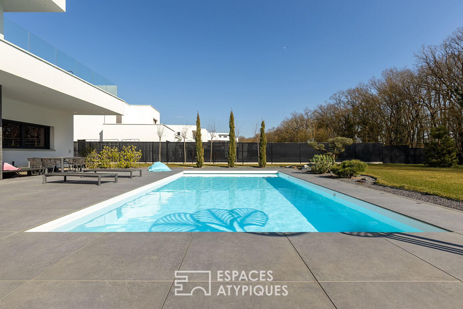 Prestigious contemporary villa with swimming pool on the golf course