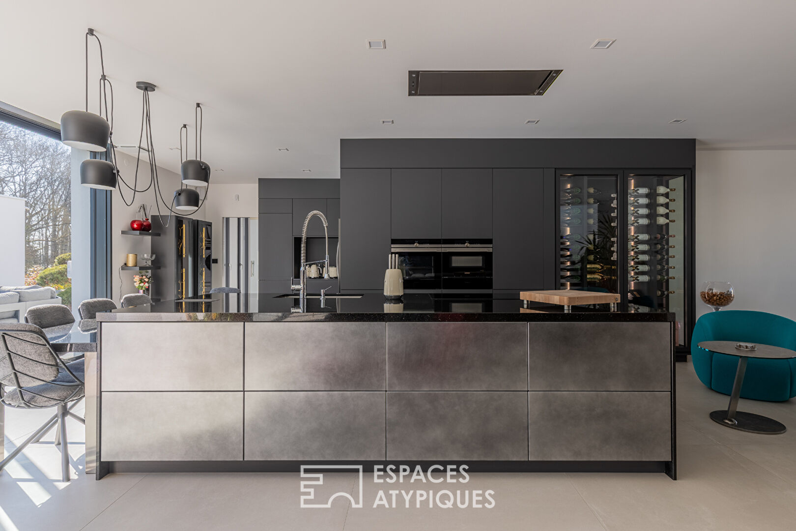Prestigious contemporary villa with swimming pool on the golf course