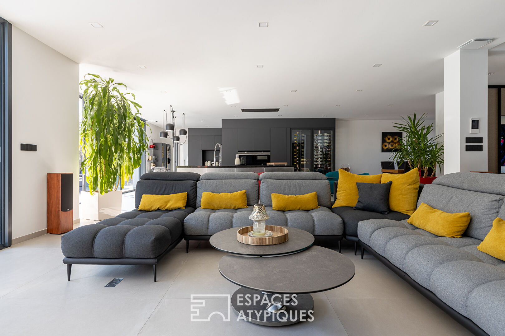 Prestigious contemporary villa with swimming pool on the golf course