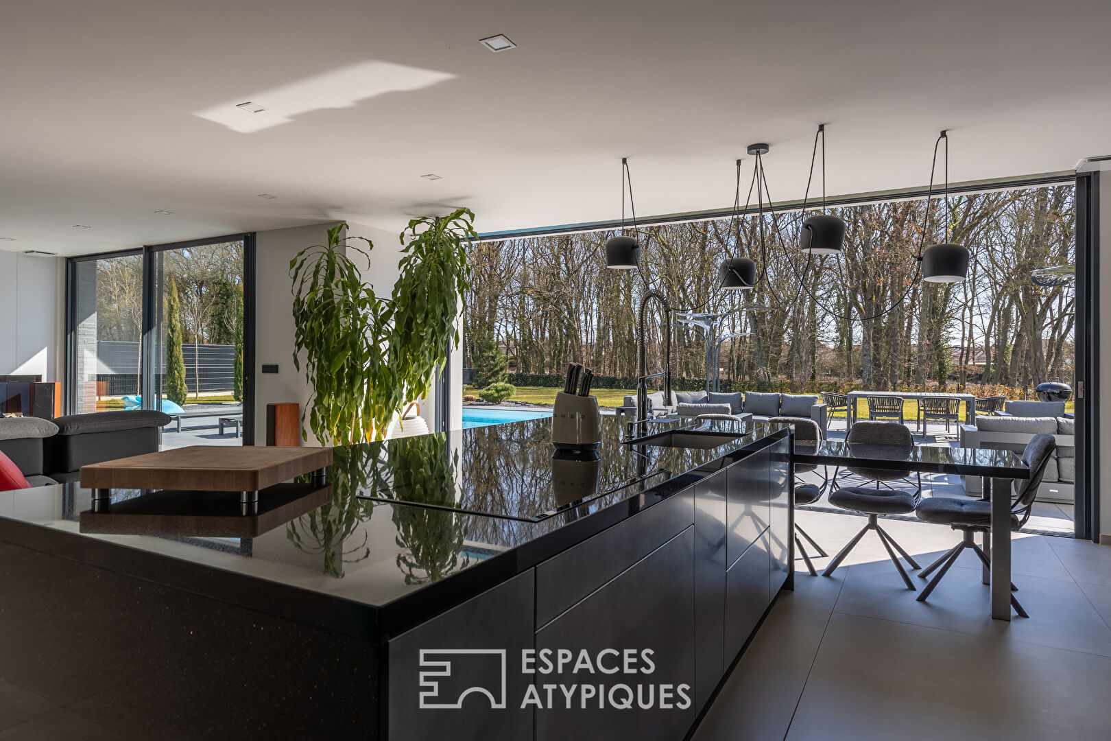 Prestigious contemporary villa with swimming pool on the golf course
