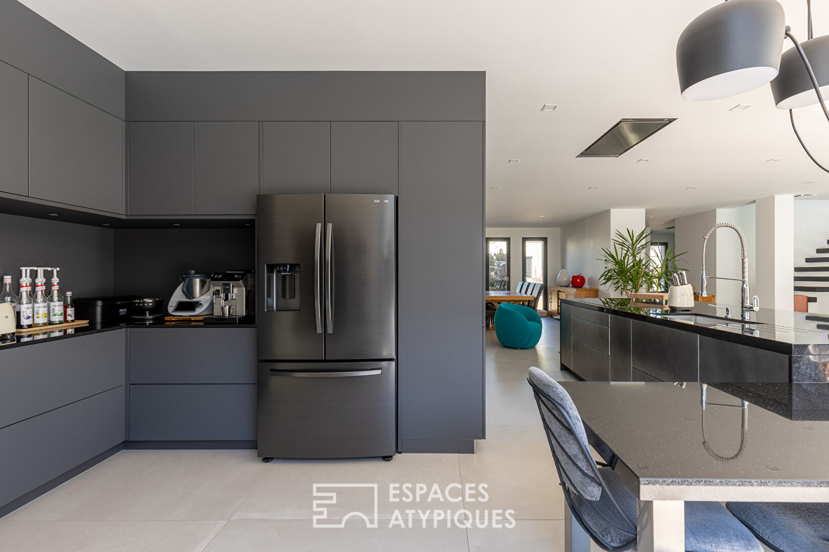 Prestigious contemporary villa with swimming pool on the golf course