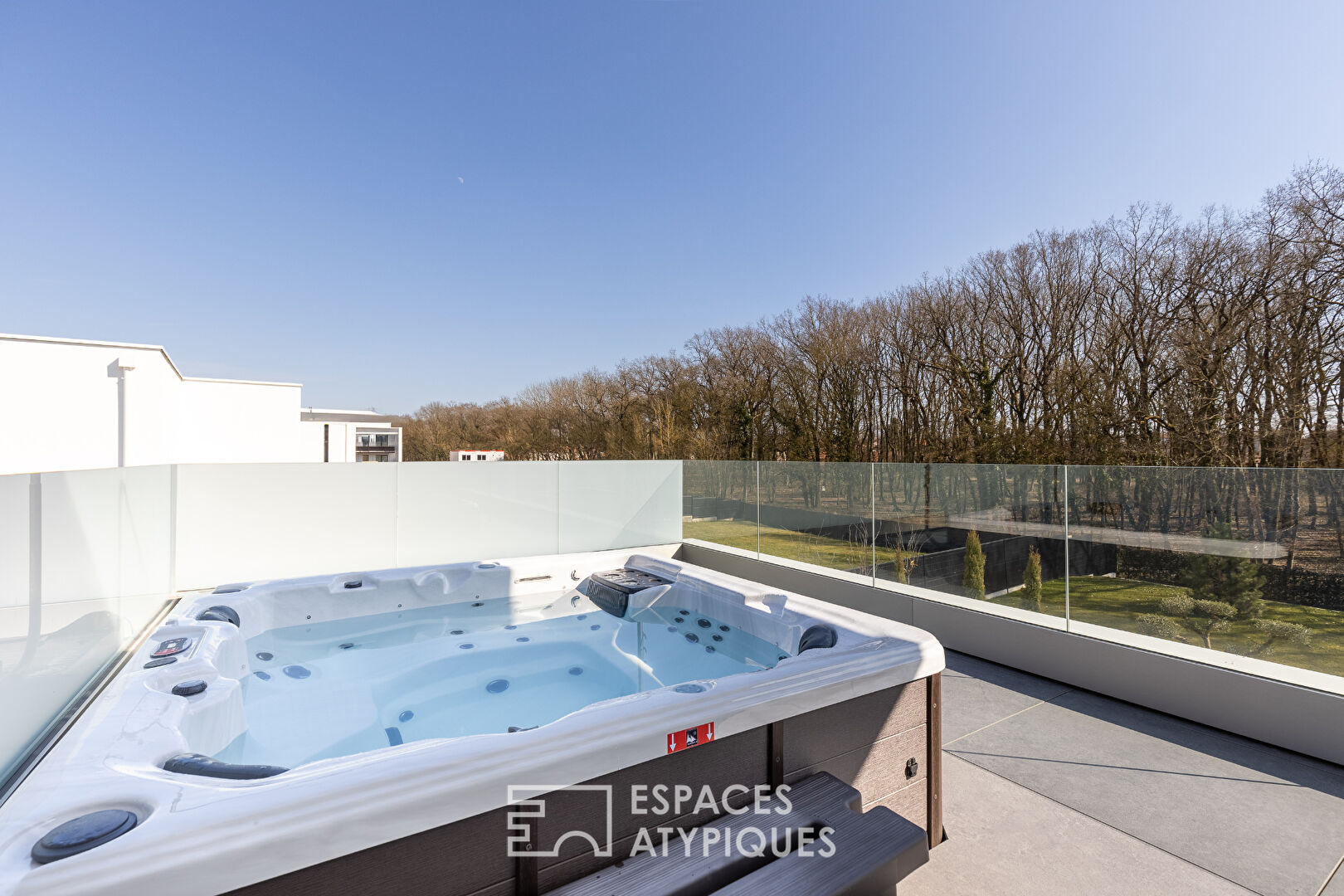 Prestigious contemporary villa with swimming pool on the golf course