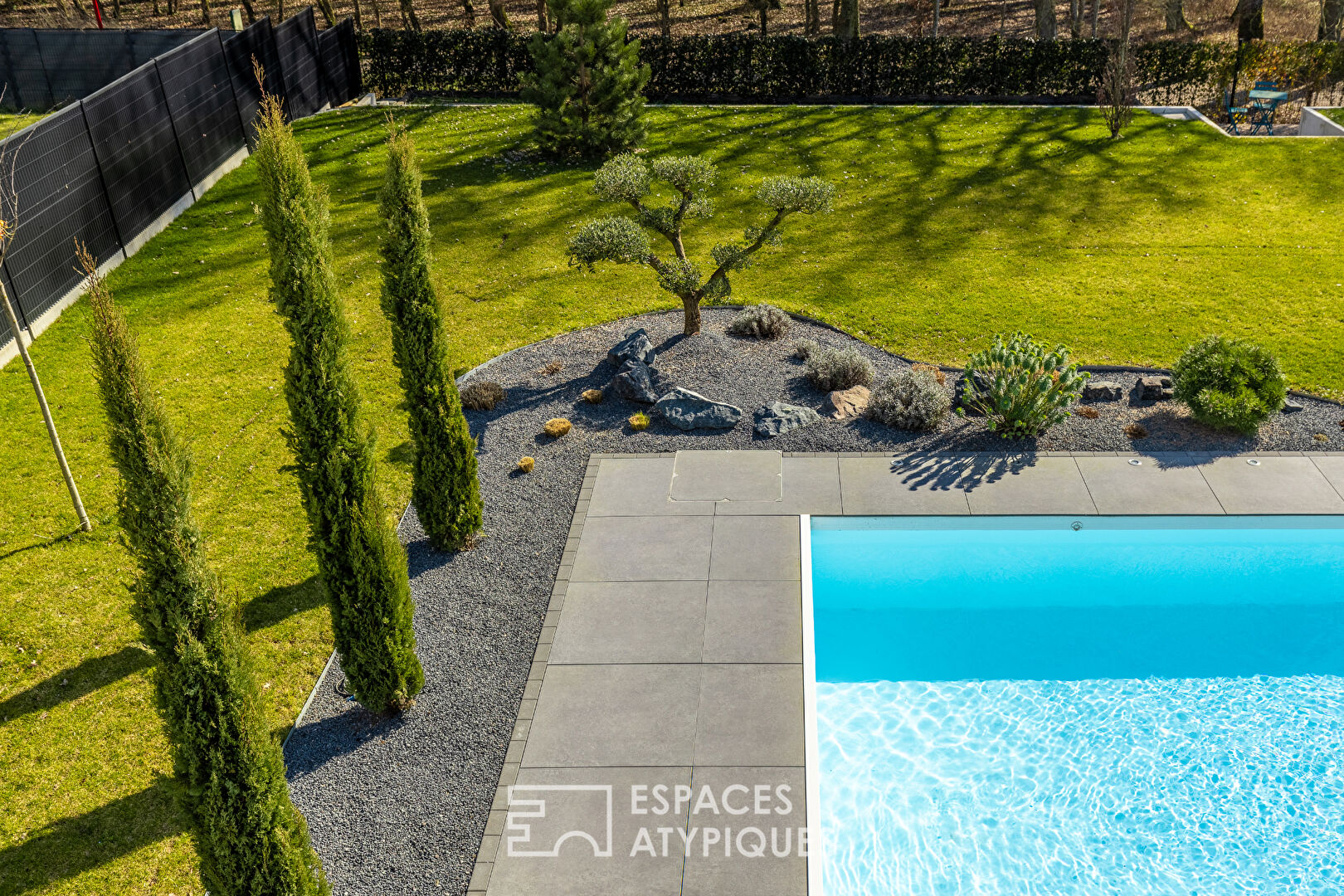 Prestigious contemporary villa with swimming pool on the golf course