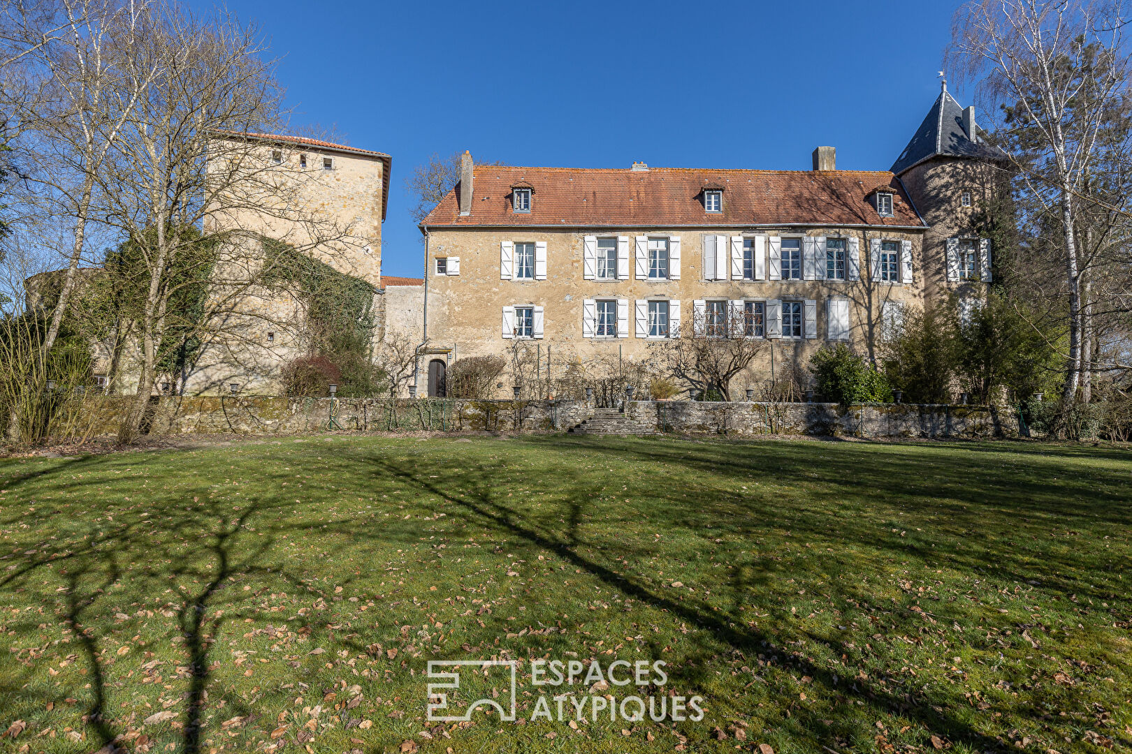 Donjon réhabilité avec jardin aux portes de Metz