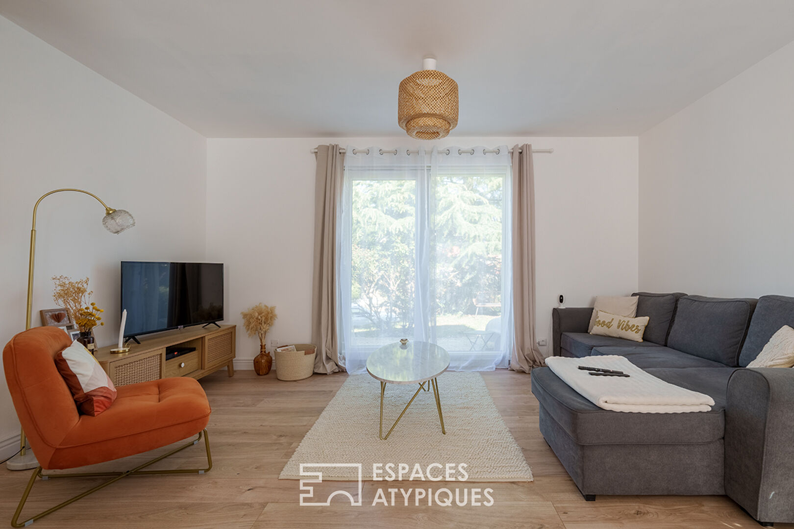 Maison rénovée et son jardin verdoyant