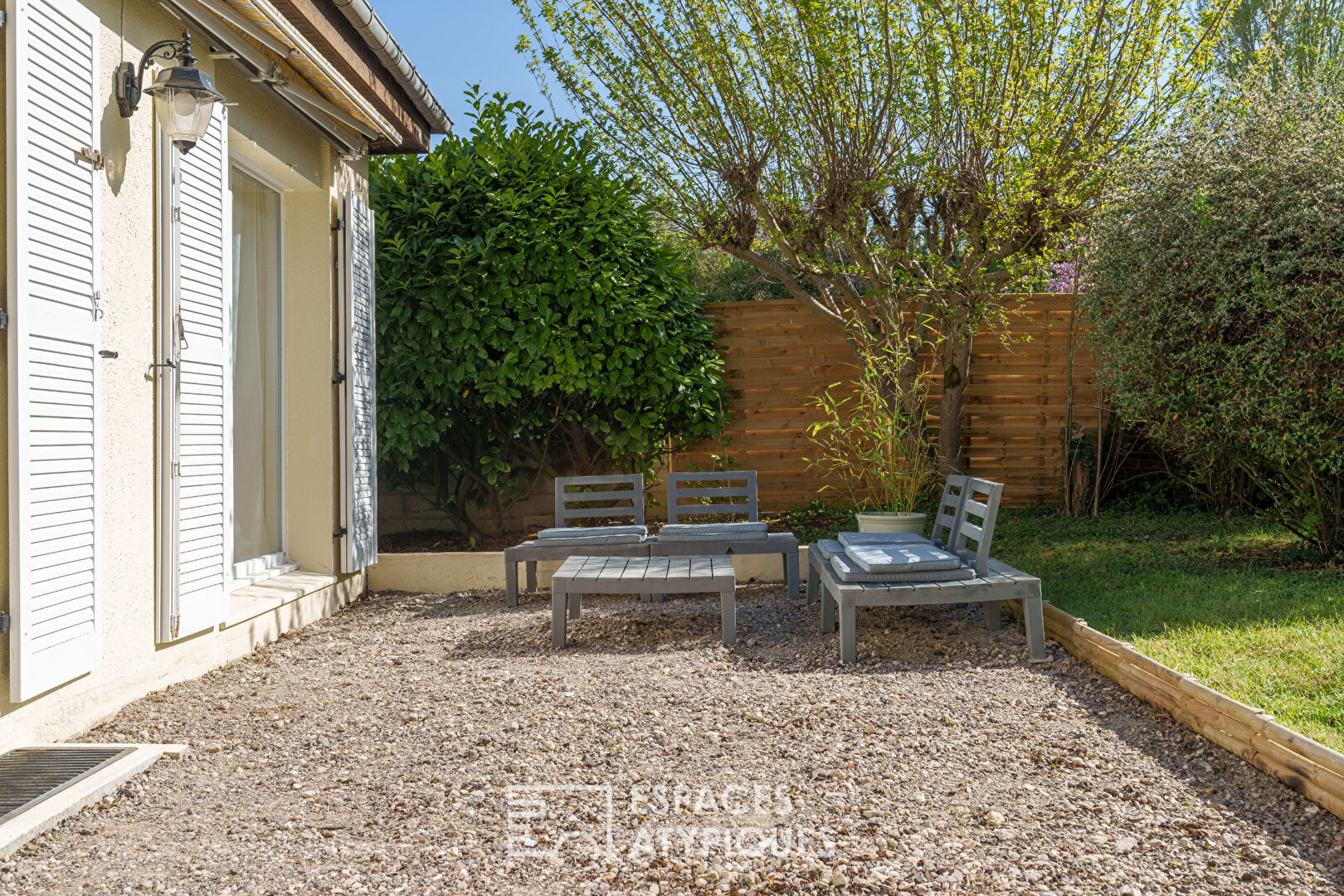 Maison rénovée et son jardin verdoyant
