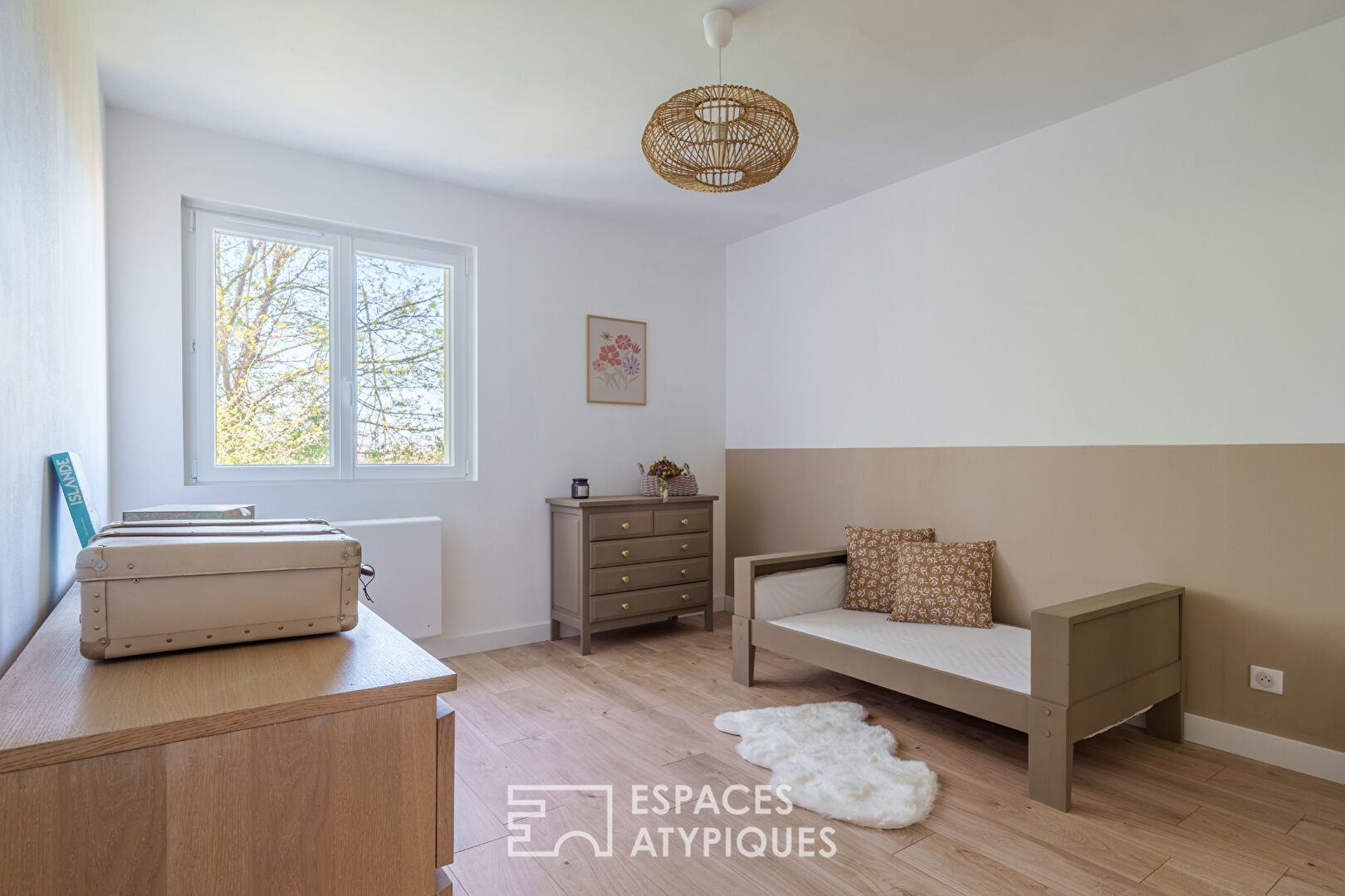 Maison rénovée et son jardin verdoyant