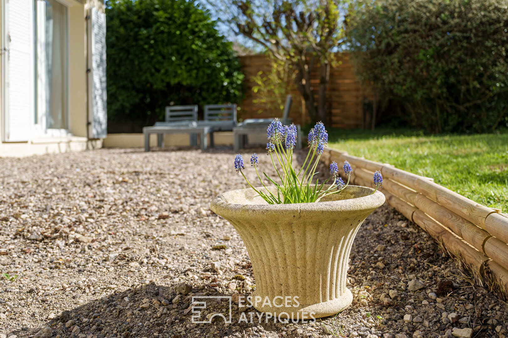 Maison rénovée et son jardin verdoyant