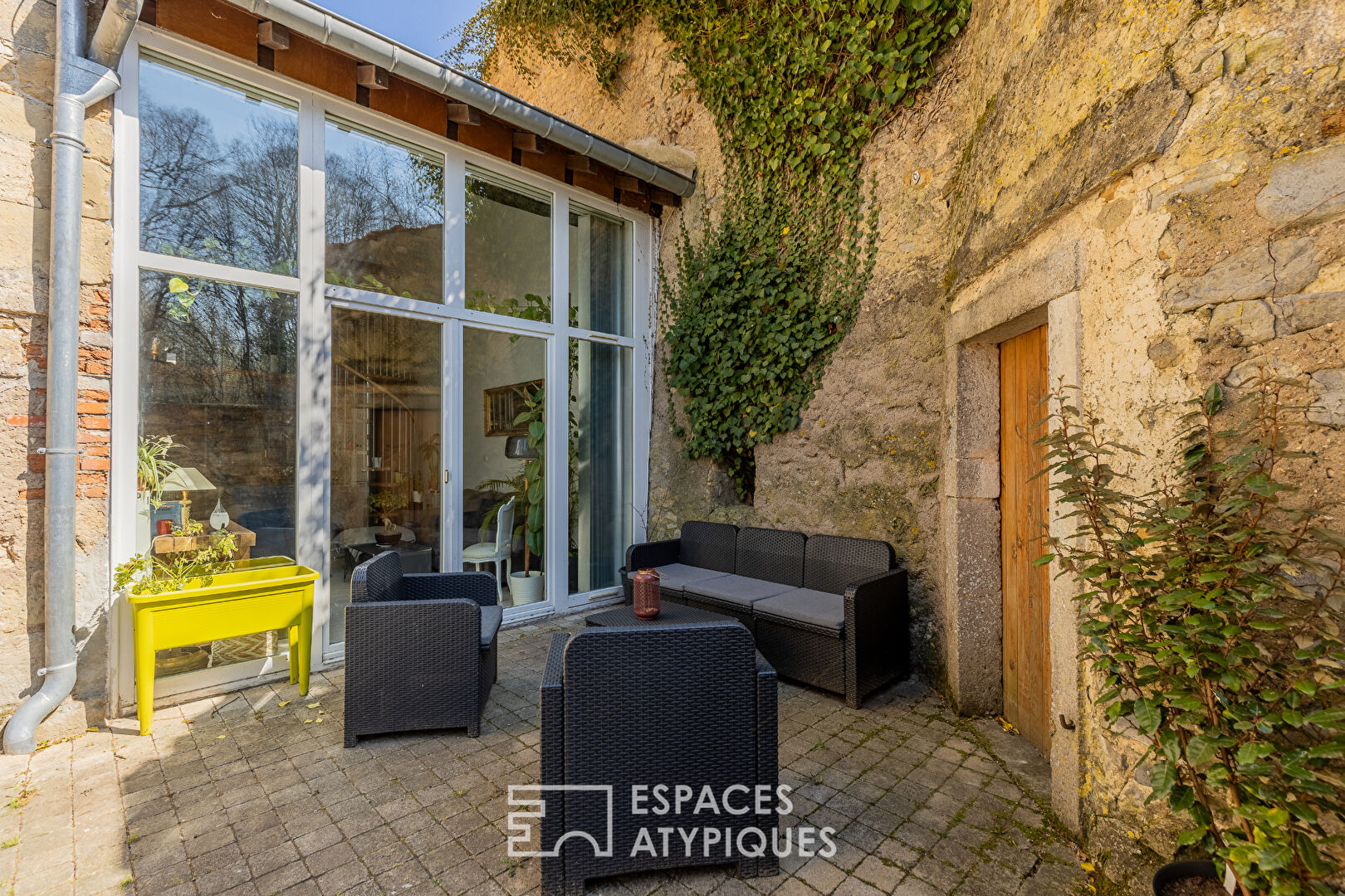 Character flat and garden in a medieval castle