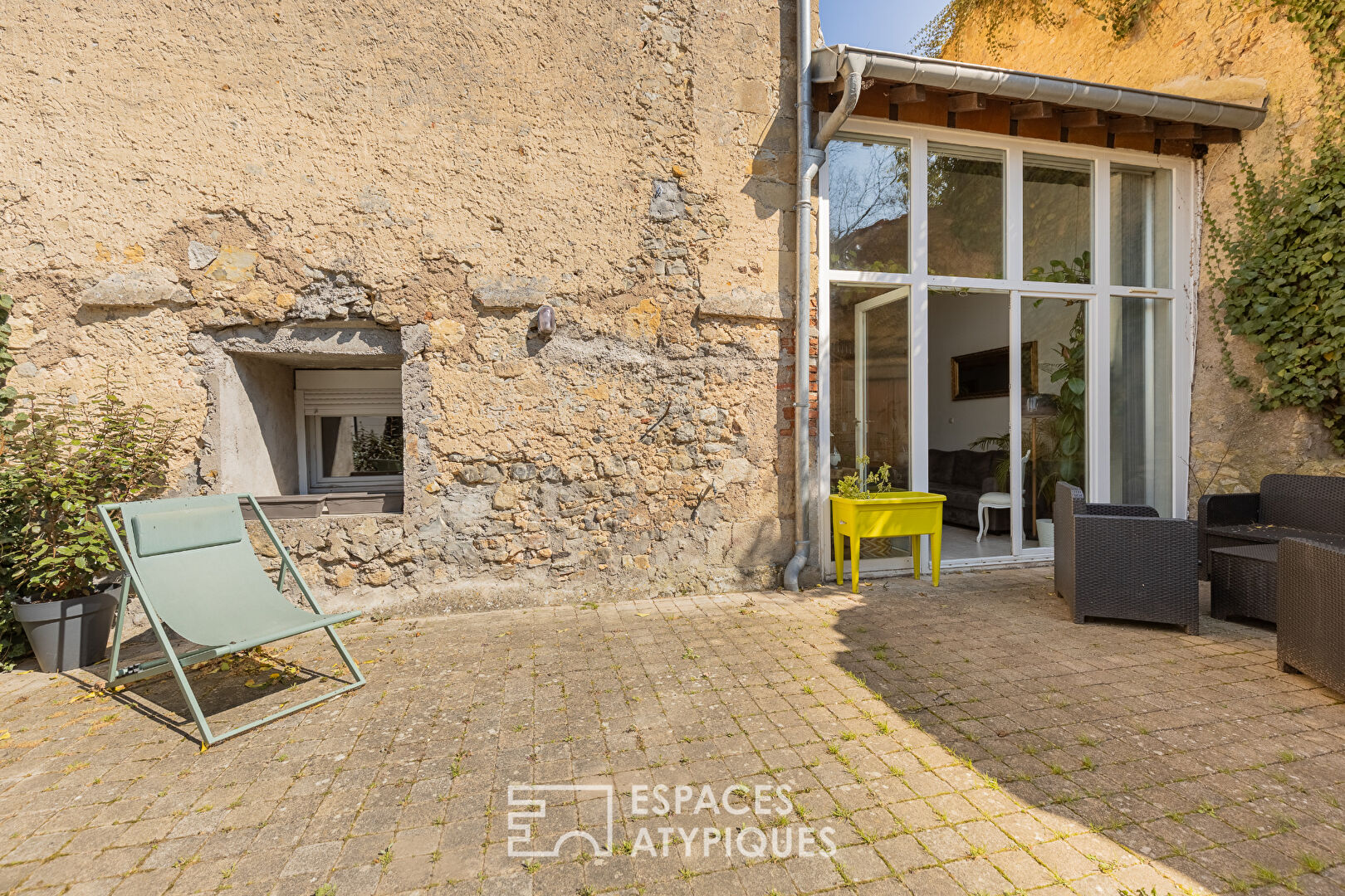 Character flat and garden in a medieval castle