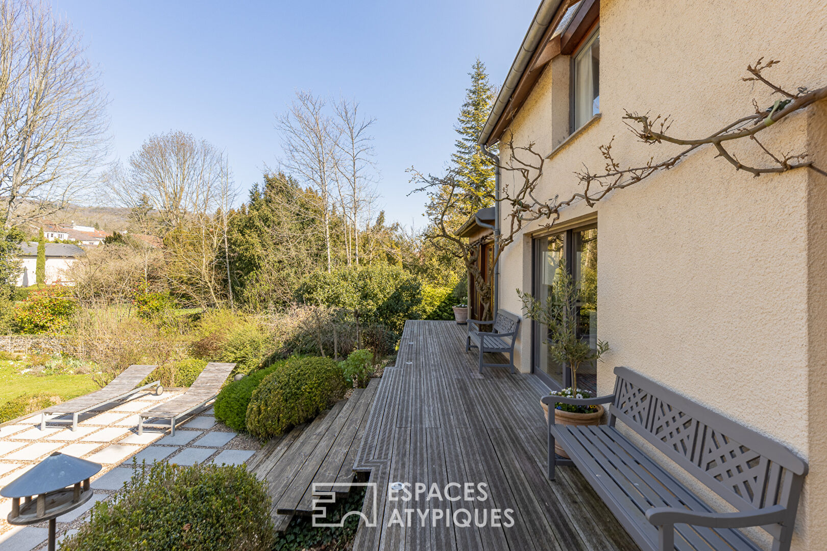 Maison d’architecte et son écrin de verdure paysager