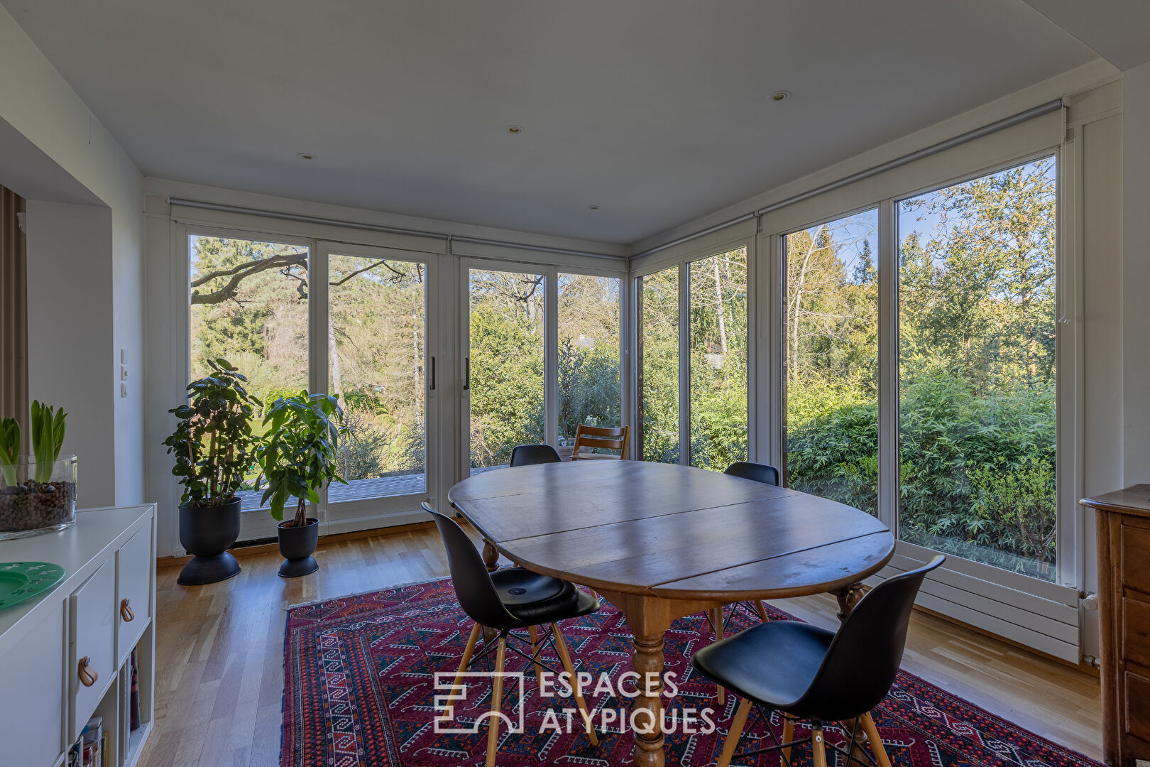 Maison d’architecte et son écrin de verdure paysager