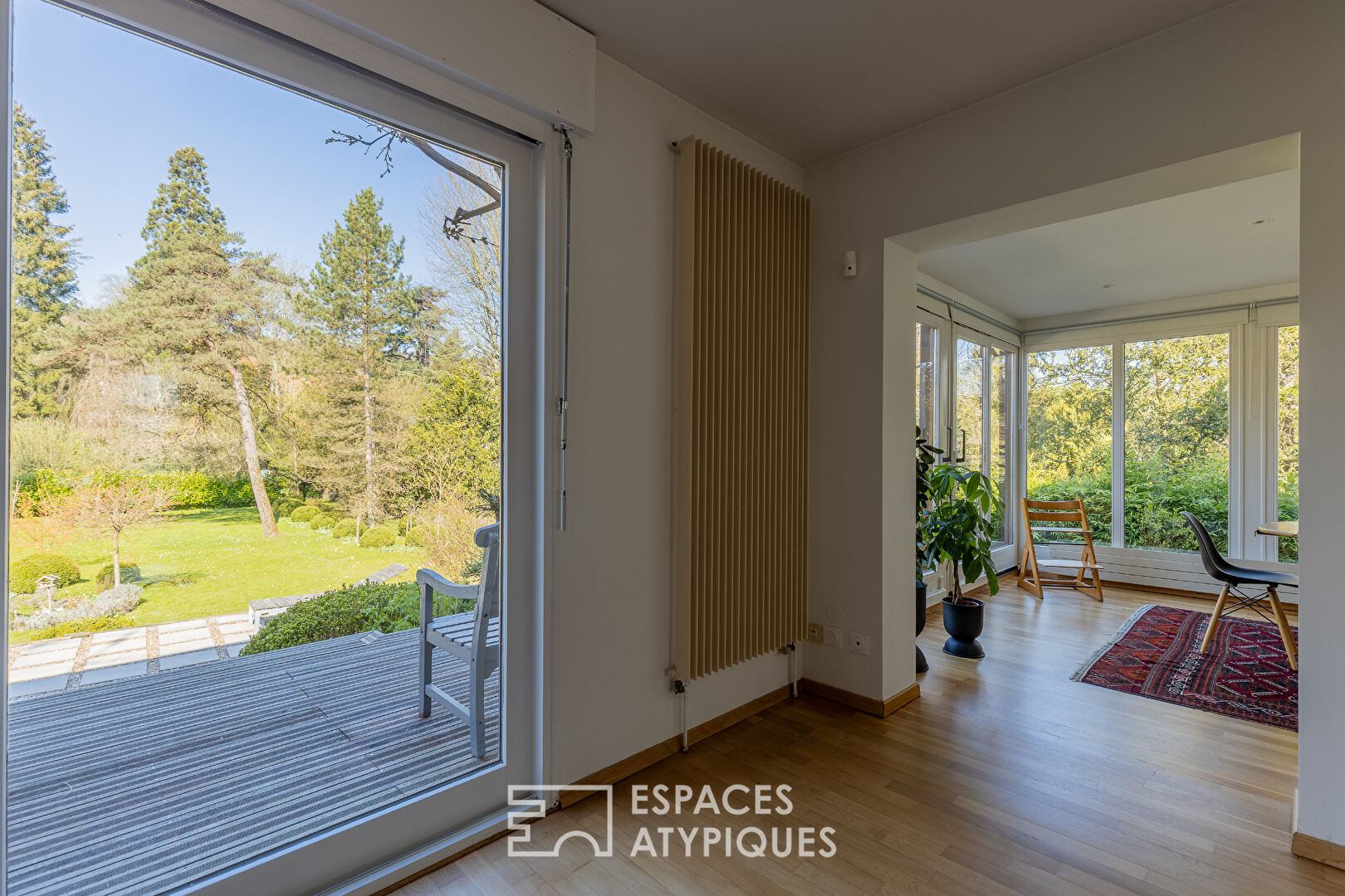 Maison d’architecte et son écrin de verdure paysager
