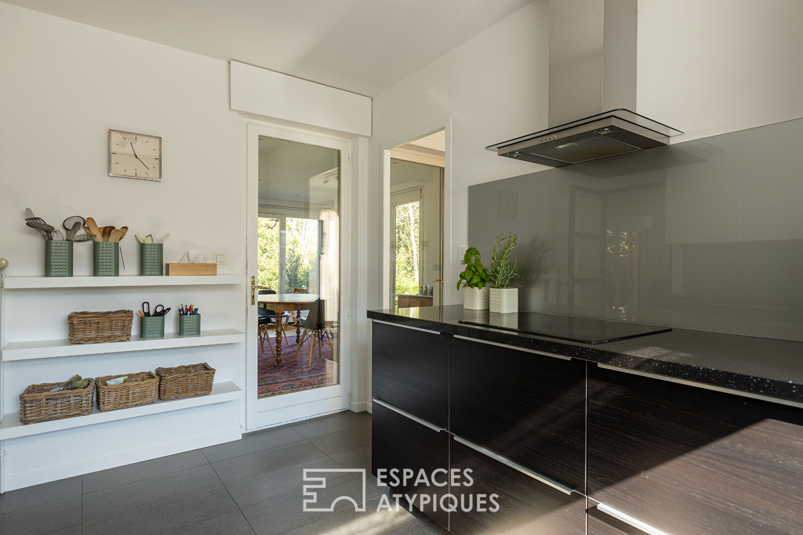 Maison d’architecte et son écrin de verdure paysager