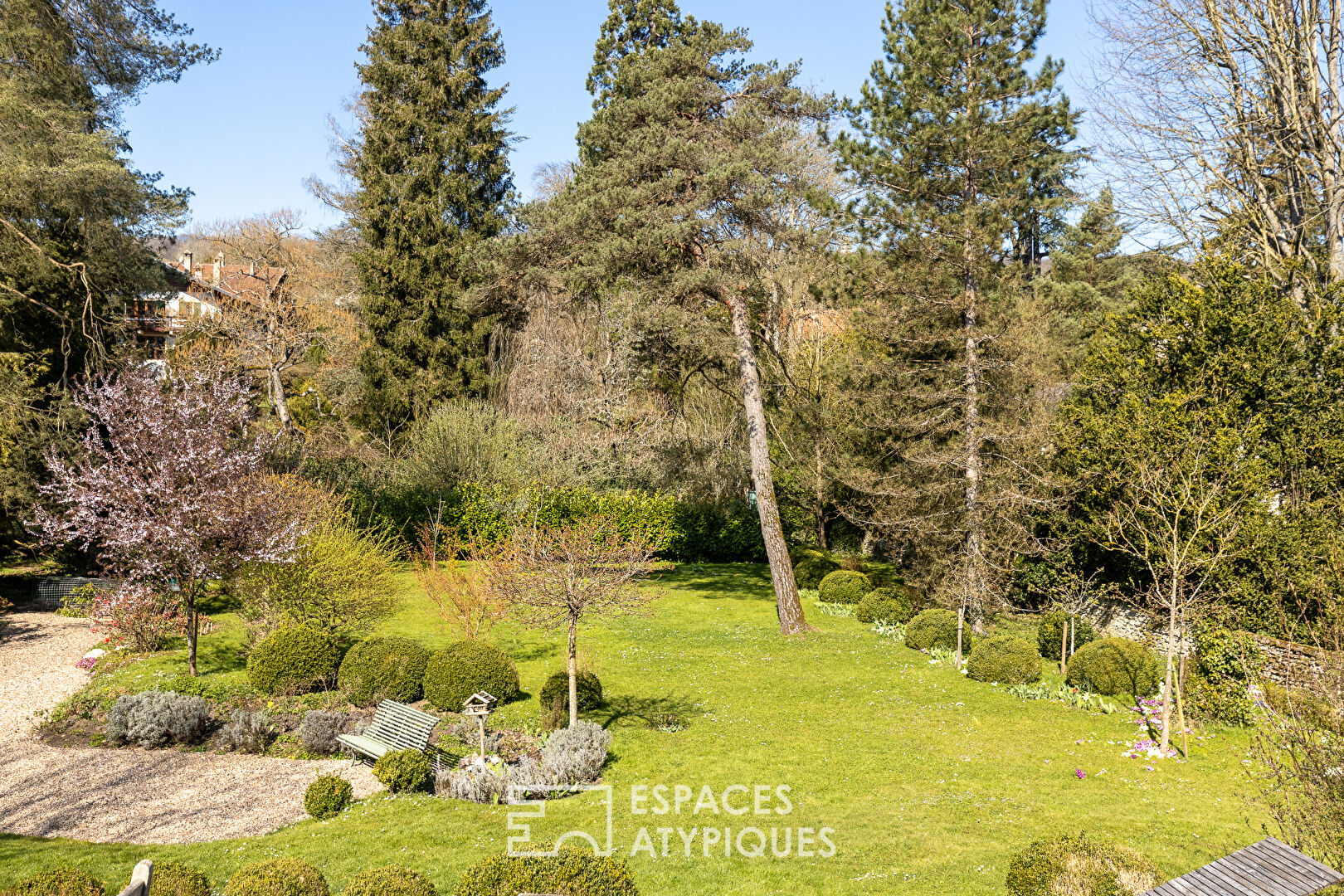 Maison d’architecte et son écrin de verdure paysager