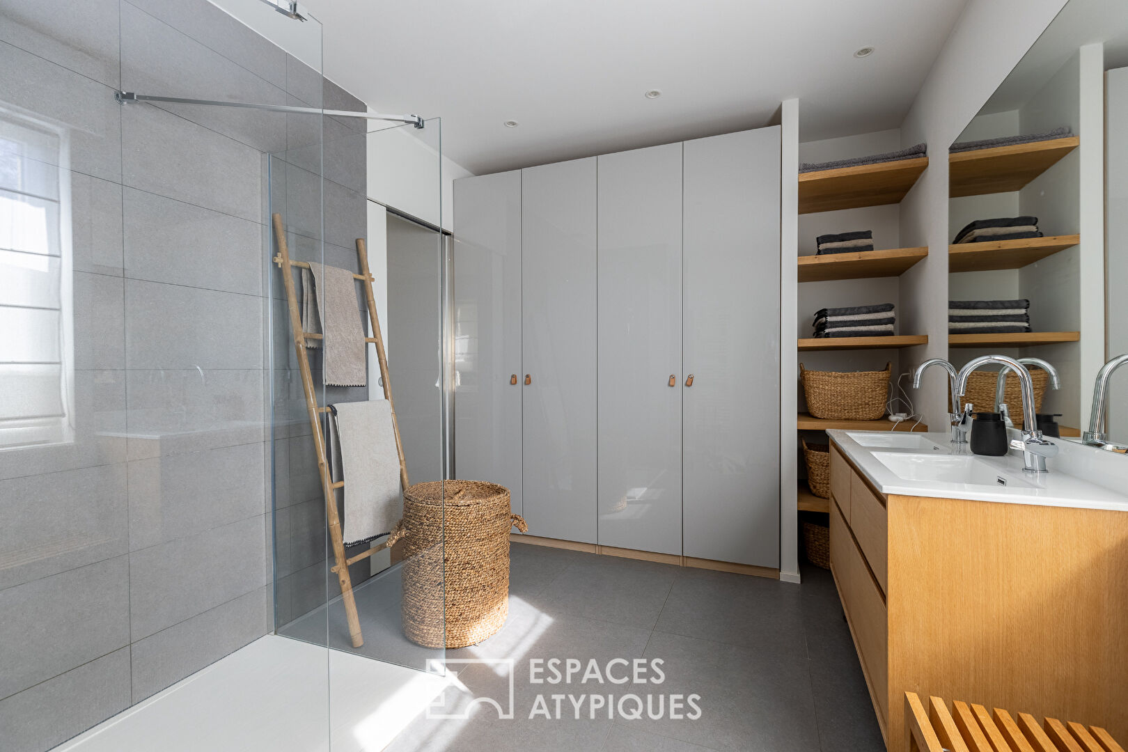 Maison d’architecte et son écrin de verdure paysager