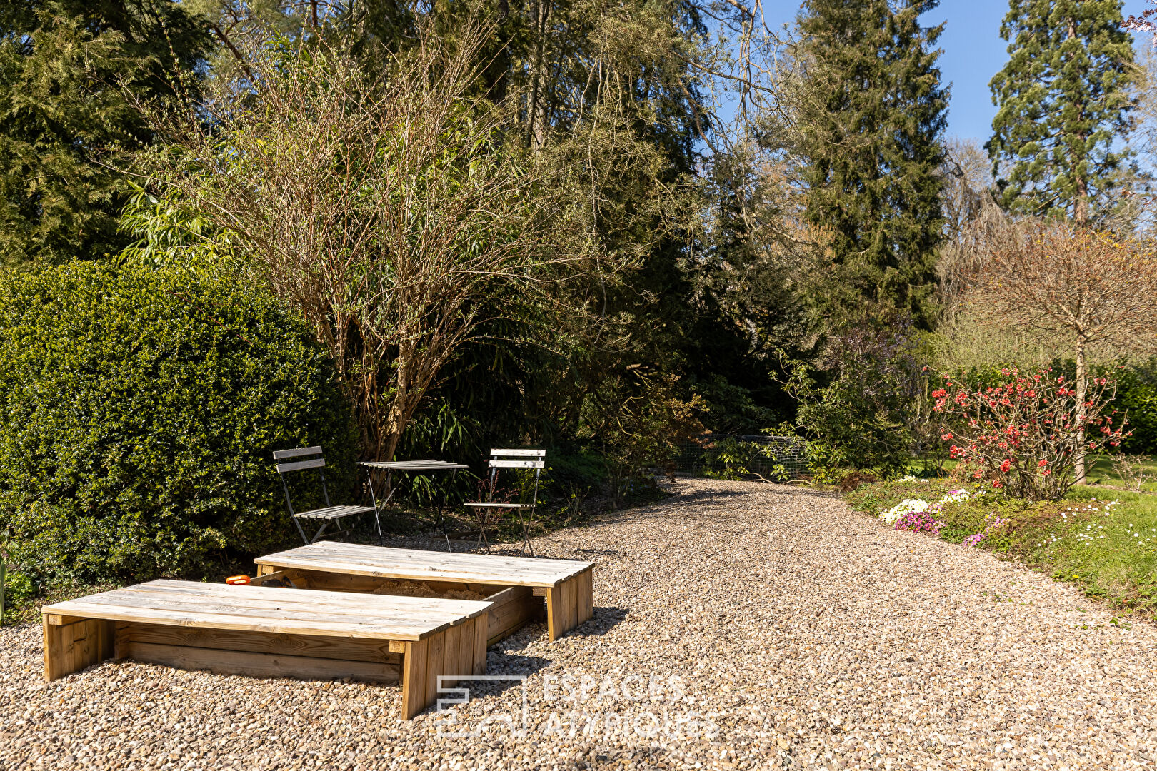 Maison d’architecte et son écrin de verdure paysager