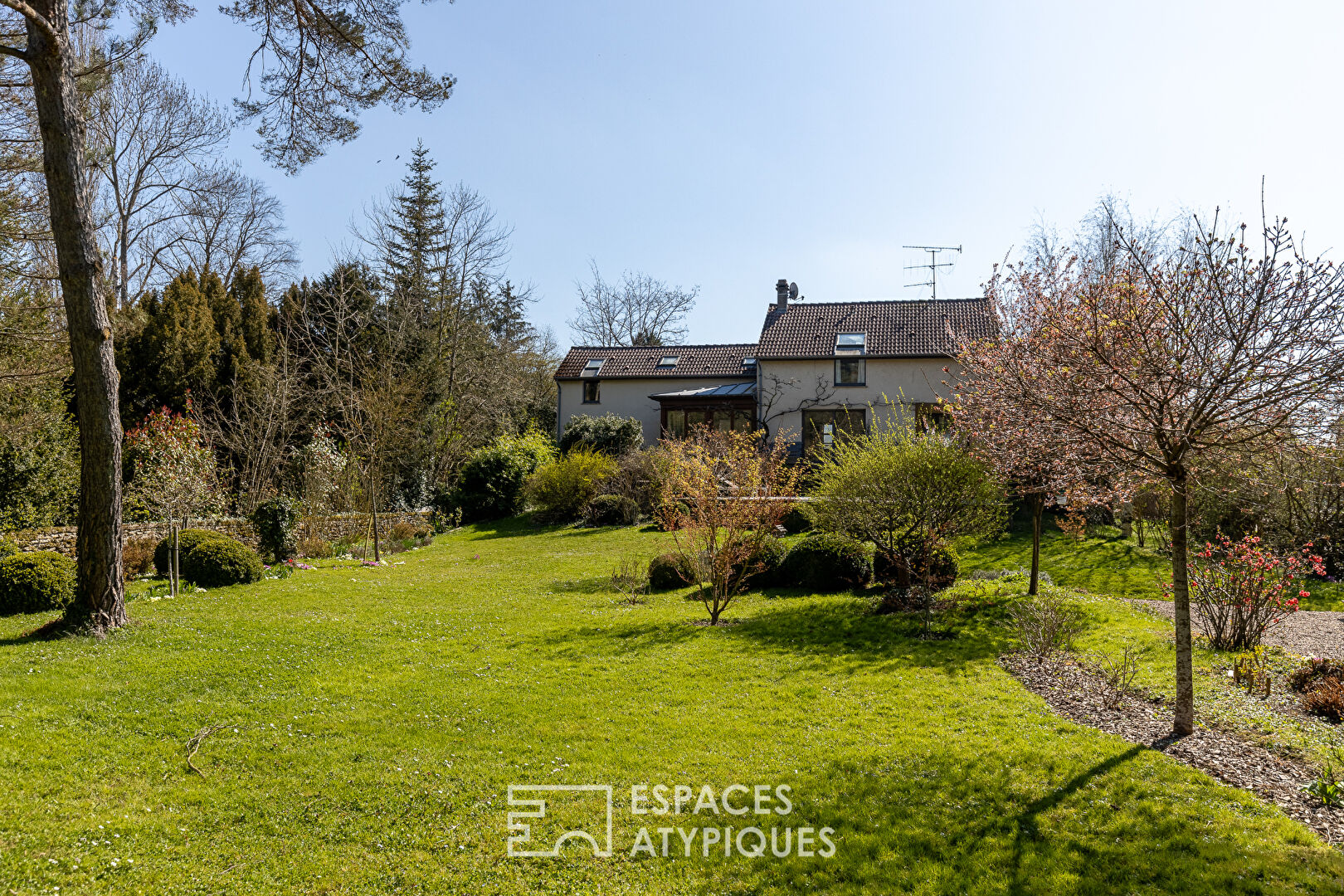Maison d’architecte et son écrin de verdure paysager