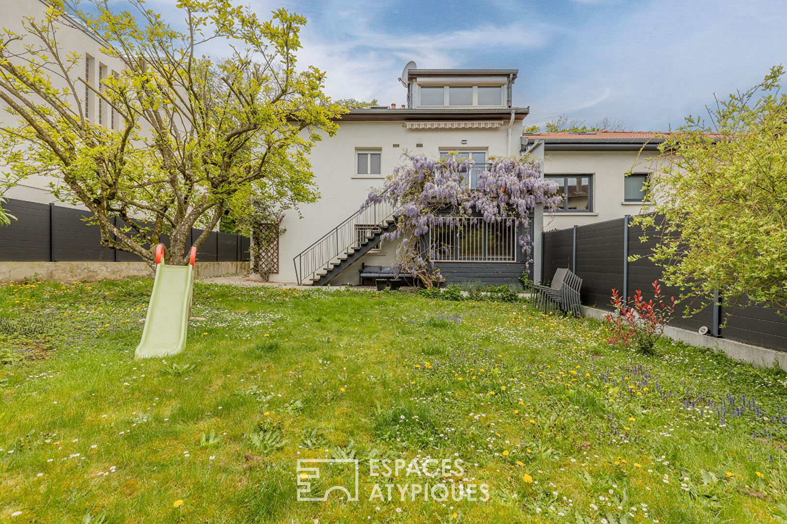 Maison familiale rénovée avec terrasse et jardin