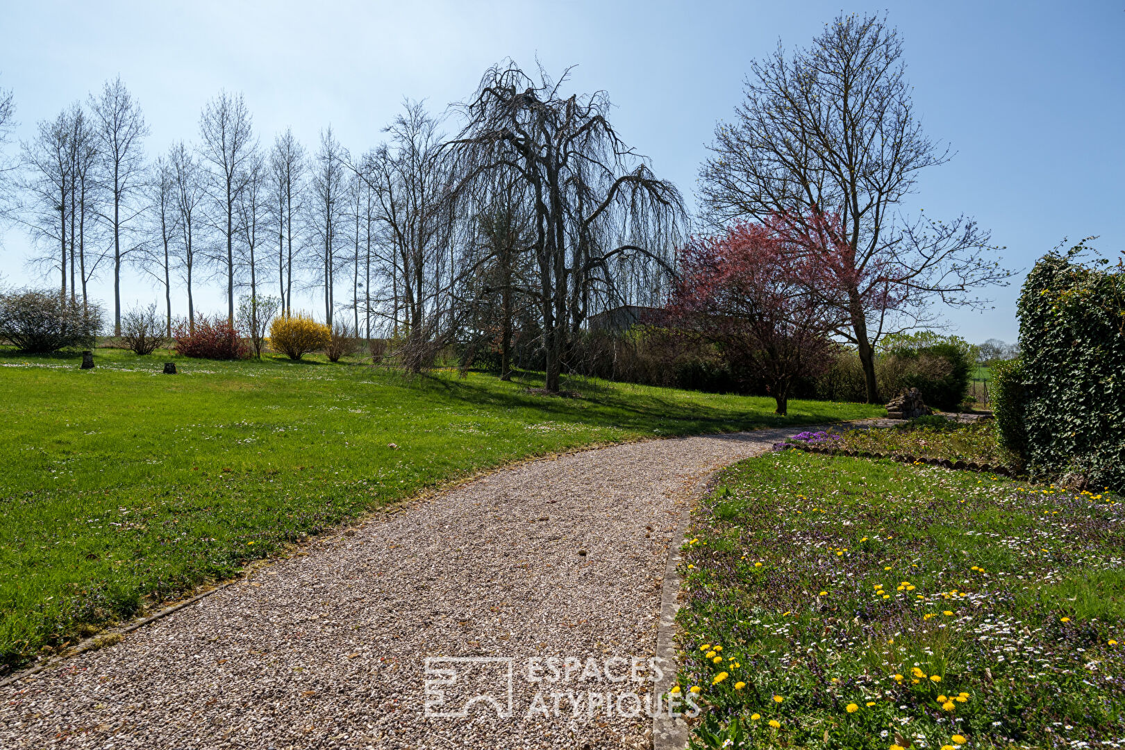 Maison d’architecte et son parc avec étang
